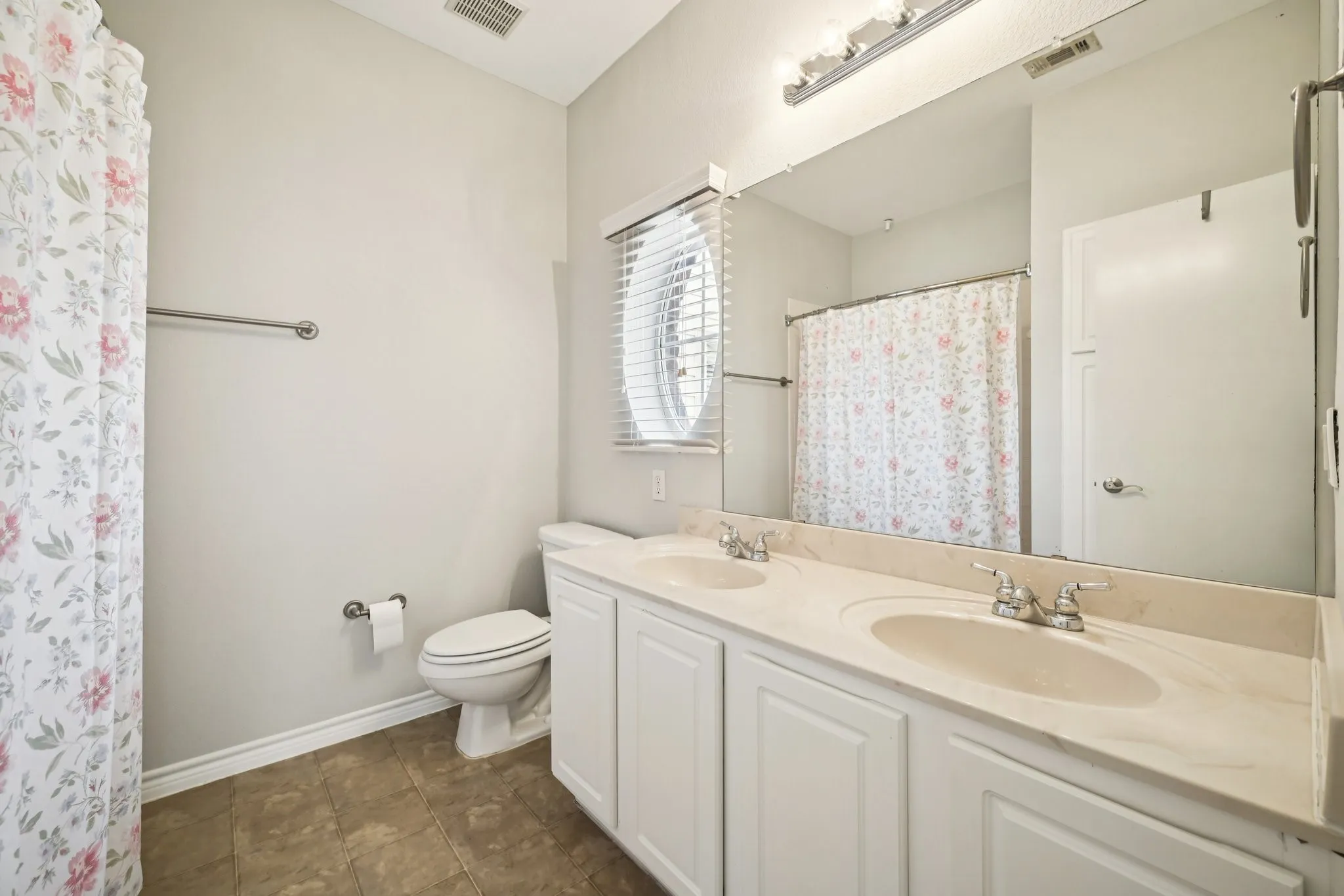 Bathroom 2nde Floor