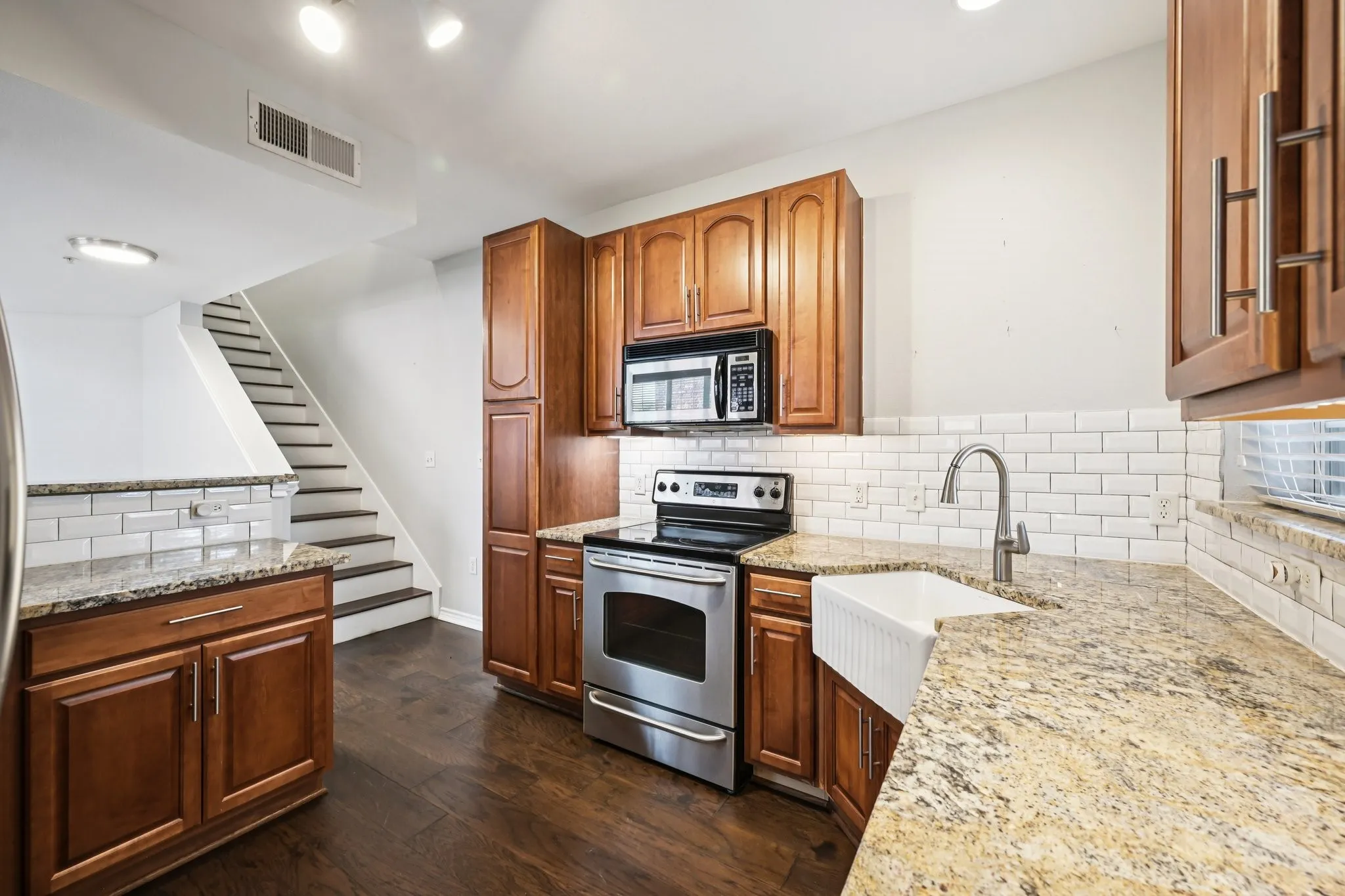 Townhouse For Rent in Dallas County , 1049 Colonial Drive, Coppell, Texas 75019, 3 Bedroom, 3 Bathroom, 2 Garage spaces, 1,954 Sqft, built in 2003, mls#21375861, Real Estate Agent in Coppell, Homes For Rent in Dallas county, Homes For Rent in Coppell, Realtor in Coppell Texas, Real Estate Brokerage Independent Realty Texas, Luminita Cordes Realtor