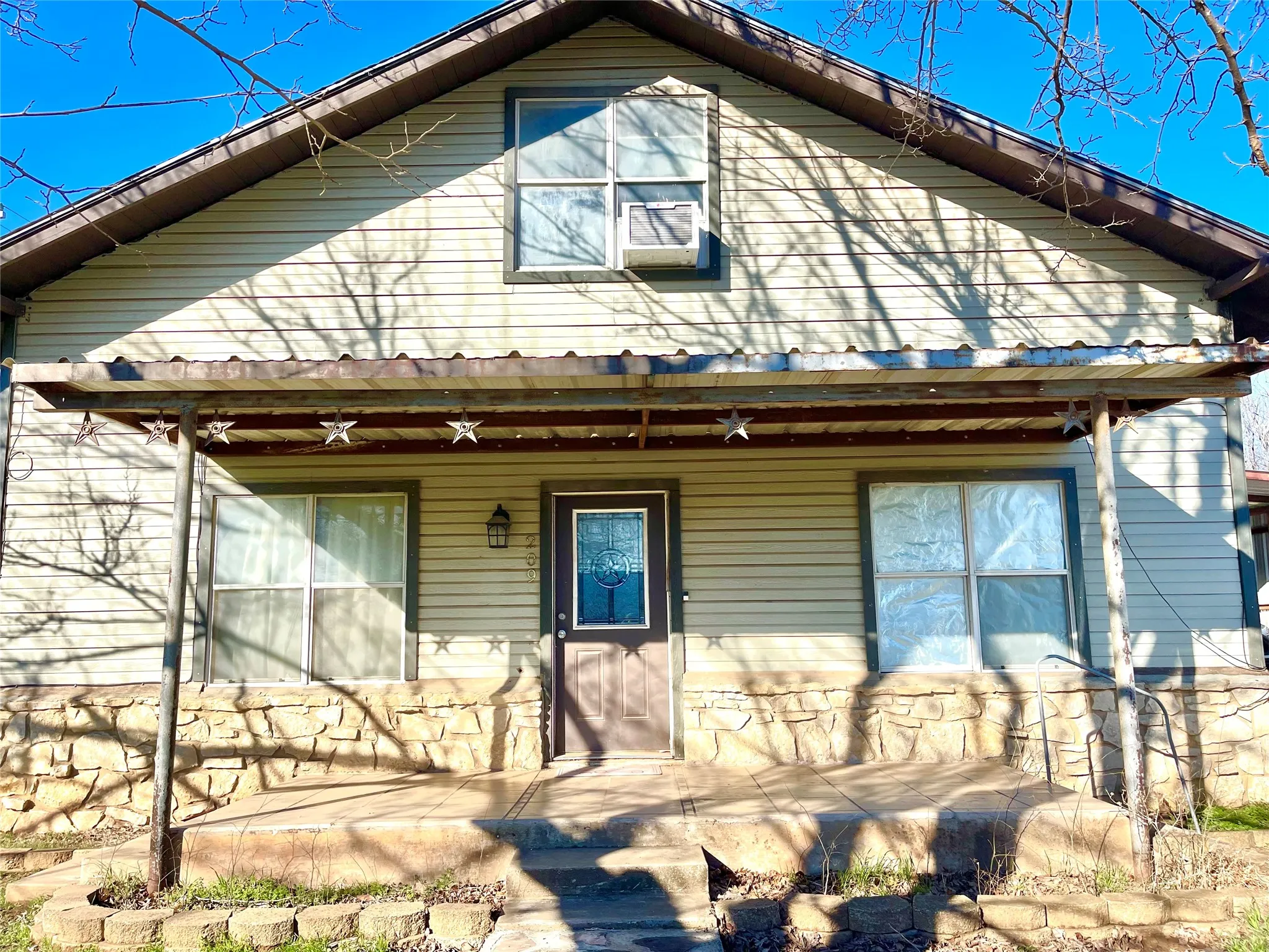 Single Family Residence For Rent in Jack County , 209 N Bowie Street, Jacksboro, Texas 76458, 3 Bedroom, 2 Bathroom, Garage spaces, 2,064 Sqft, built in 1975, mls#21375853, Real Estate Agent in Jacksboro, Homes For Rent in Jack county, Homes For Rent in Jacksboro, Realtor in Jacksboro Texas, Real Estate Brokerage Independent Realty Texas, Luminita Cordes Realtor