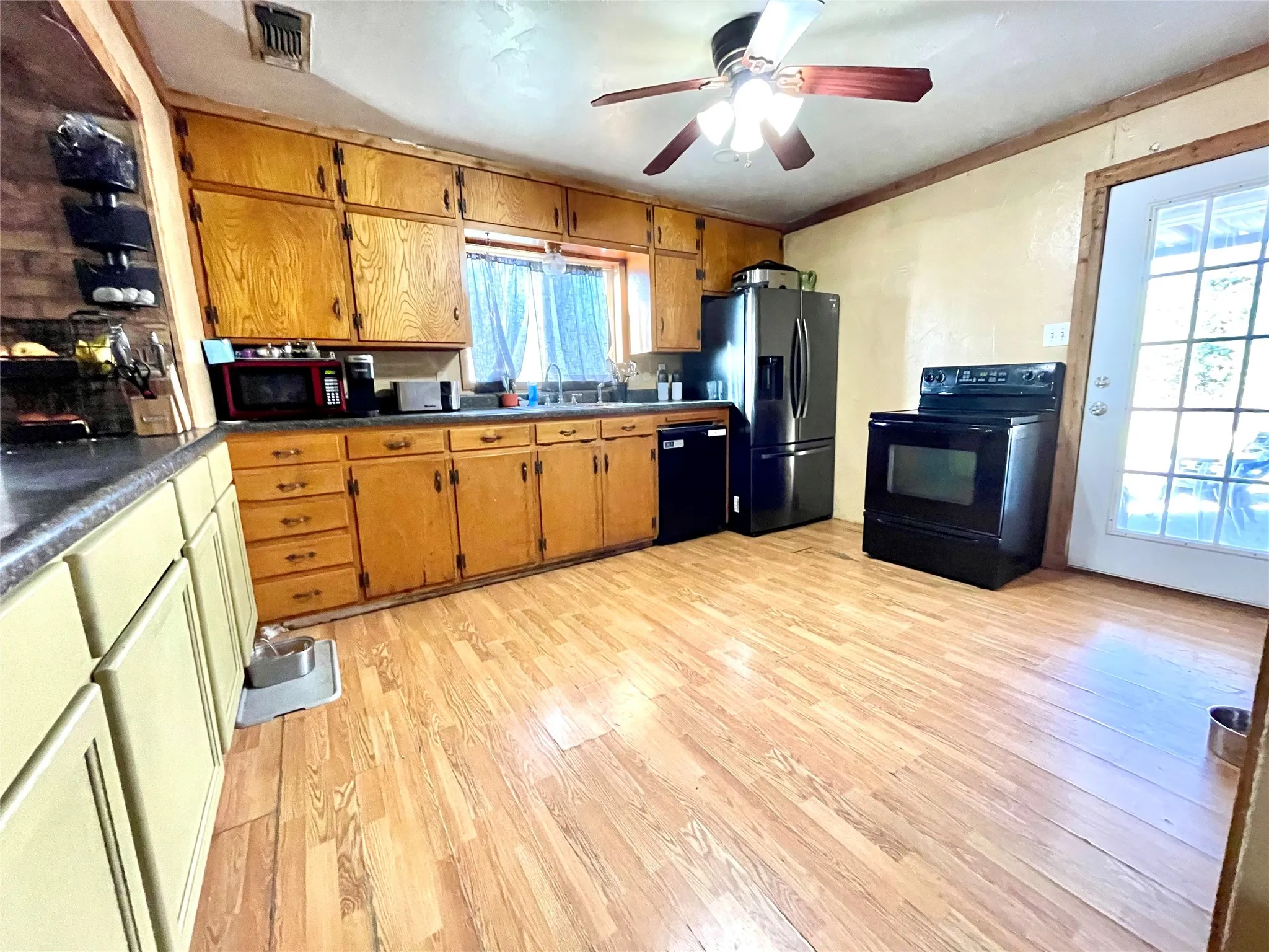 Single Family Residence For Rent in Jack County , 209 N Bowie Street, Jacksboro, Texas 76458, 3 Bedroom, 2 Bathroom, Garage spaces, 2,064 Sqft, built in 1975, mls#21375853, Real Estate Agent in Jacksboro, Homes For Rent in Jack county, Homes For Rent in Jacksboro, Realtor in Jacksboro Texas, Real Estate Brokerage Independent Realty Texas, Luminita Cordes Realtor