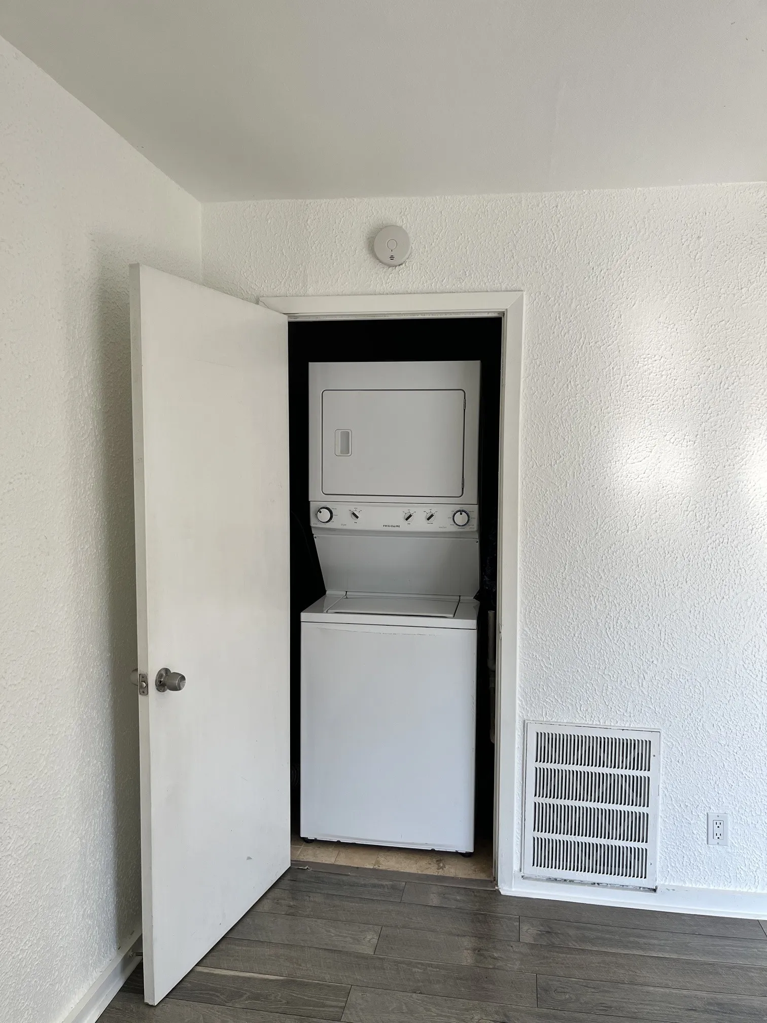 Condominium For Rent in Dallas County , 4425 Travis Street 113, Dallas, Texas 75205, 1 Bedroom, 2 Bathroom, Garage spaces, 824 Sqft, built in 1964, mls#21375868, Real Estate Agent in Dallas, Homes For Rent in Dallas county, Homes For Rent in Dallas, Realtor in Dallas Texas, Real Estate Brokerage Independent Realty Texas, Luminita Cordes Realtor