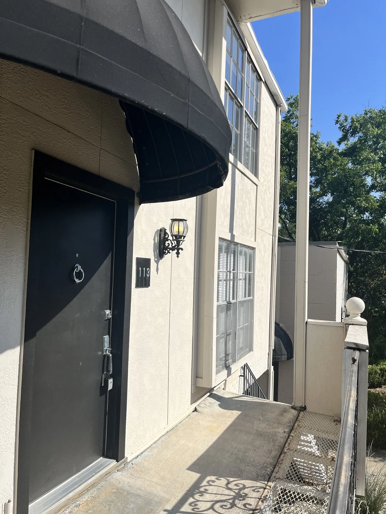 113 Facing Travis St