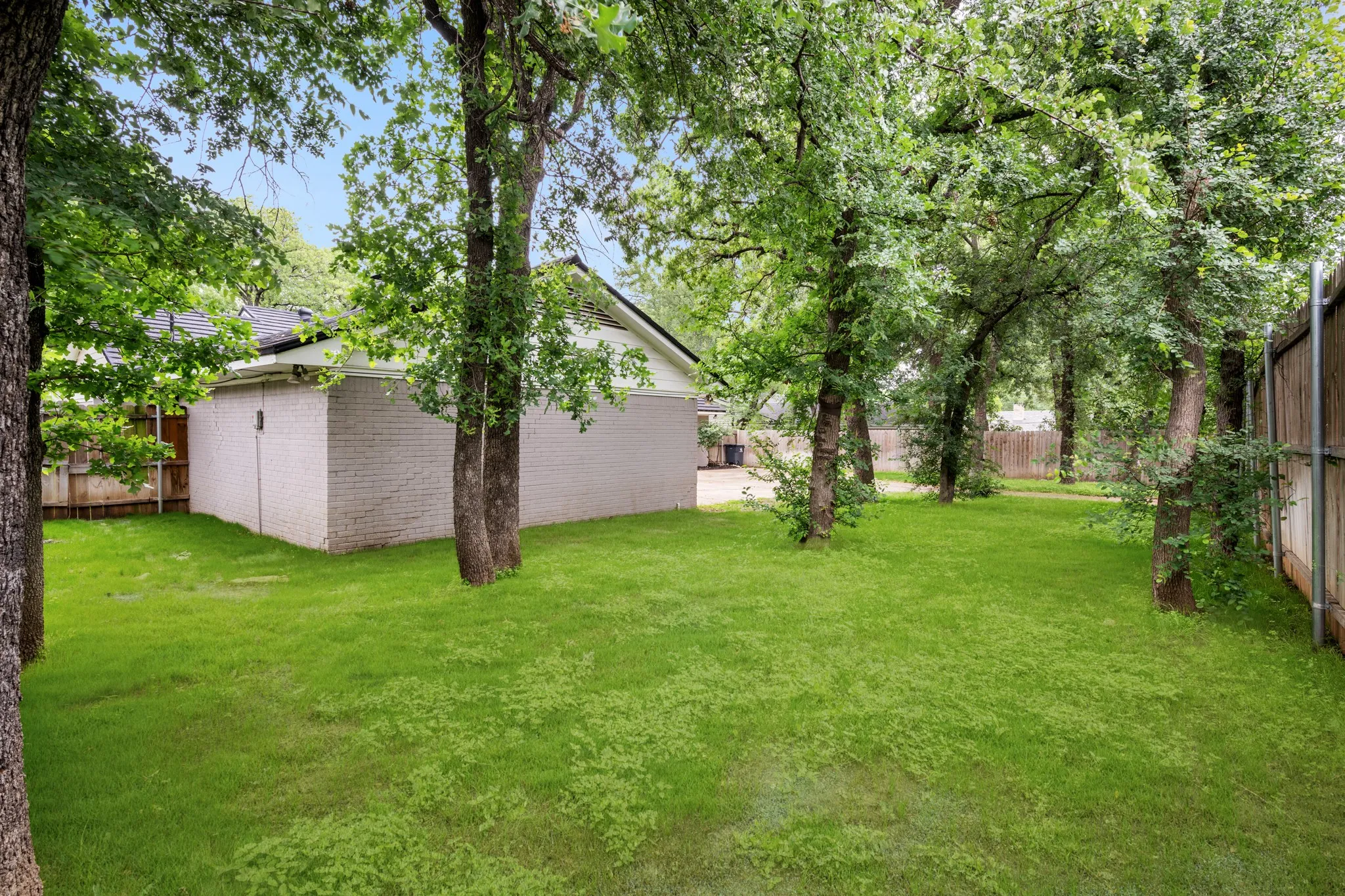 Single Family Residence For Sale in Tarrant County , 1804 W Cedar Elm Drive, Arlington, Texas 76012, 3 Bedroom, 2 Bathroom, 2 Garage spaces, 2,140 Sqft, built in 1968, mls#21371086, Real Estate Agent in Arlington, Homes For Sale in Tarrant county, Homes For Sale in Arlington, Realtor in Arlington Texas, Real Estate Brokerage Independent Realty Texas, Luminita Cordes Realtor