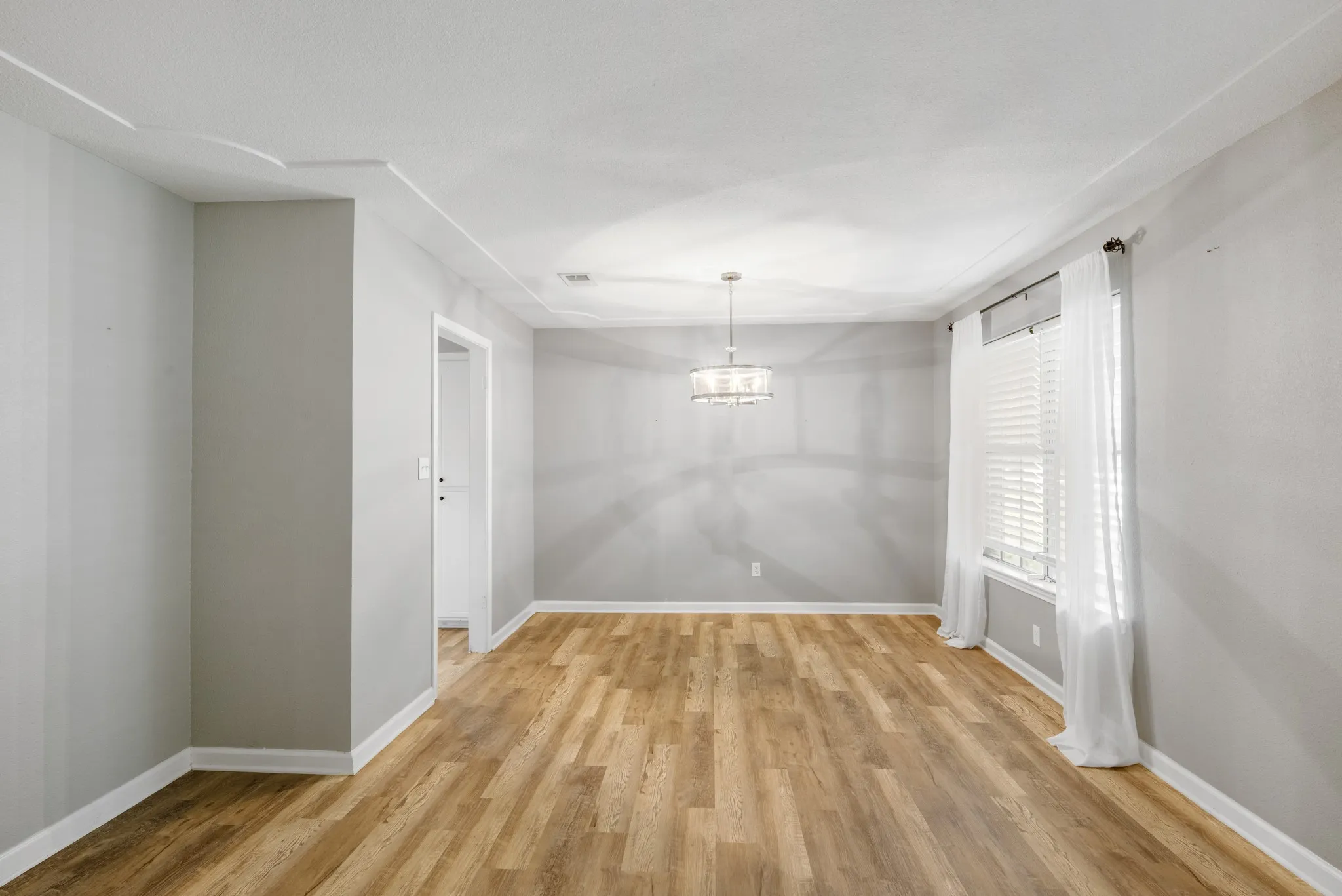 Single Family Residence For Sale in Tarrant County , 1804 W Cedar Elm Drive, Arlington, Texas 76012, 3 Bedroom, 2 Bathroom, 2 Garage spaces, 2,140 Sqft, built in 1968, mls#21371086, Real Estate Agent in Arlington, Homes For Sale in Tarrant county, Homes For Sale in Arlington, Realtor in Arlington Texas, Real Estate Brokerage Independent Realty Texas, Luminita Cordes Realtor