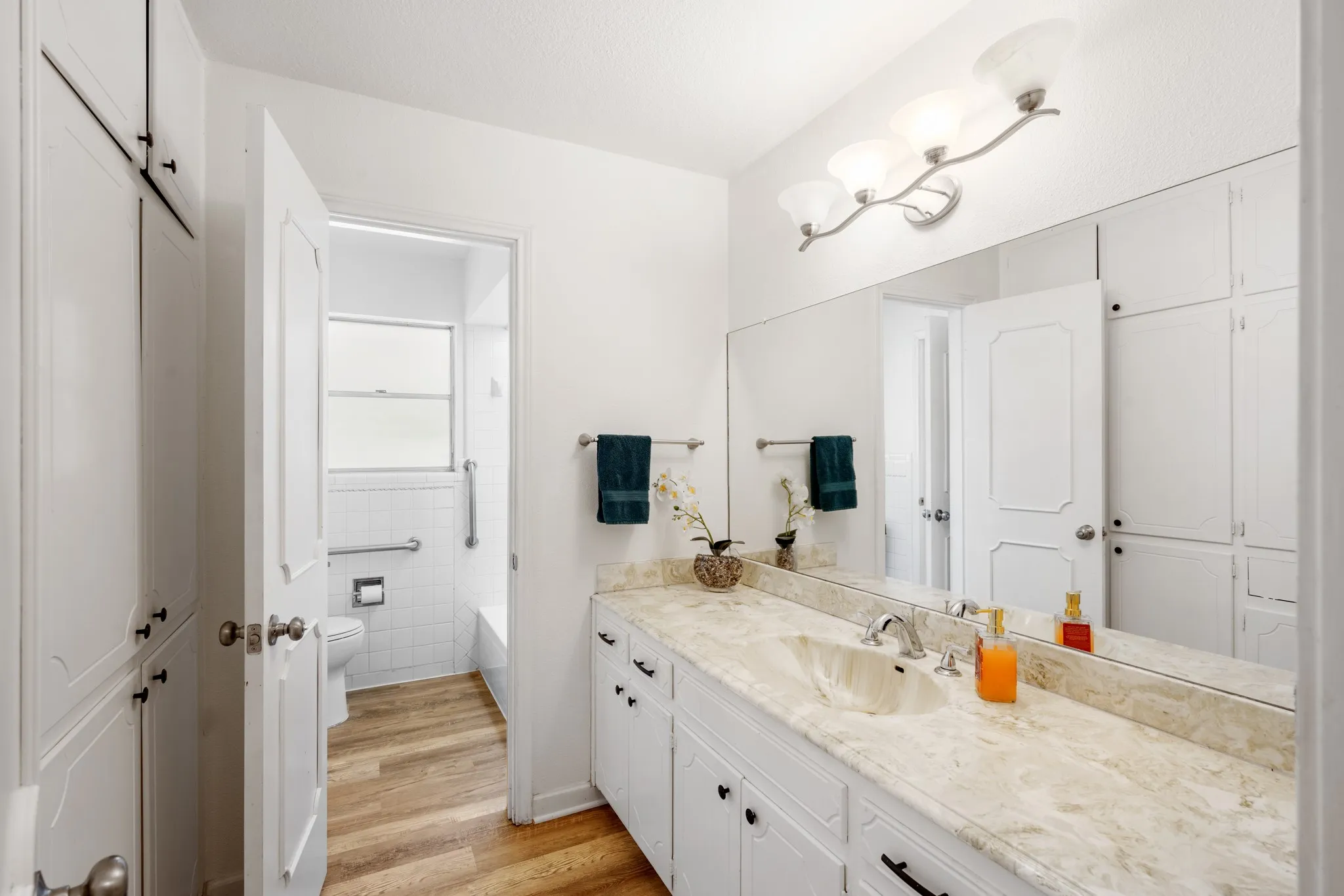 Single Family Residence For Sale in Tarrant County , 1804 W Cedar Elm Drive, Arlington, Texas 76012, 3 Bedroom, 2 Bathroom, 2 Garage spaces, 2,140 Sqft, built in 1968, mls#21371086, Real Estate Agent in Arlington, Homes For Sale in Tarrant county, Homes For Sale in Arlington, Realtor in Arlington Texas, Real Estate Brokerage Independent Realty Texas, Luminita Cordes Realtor