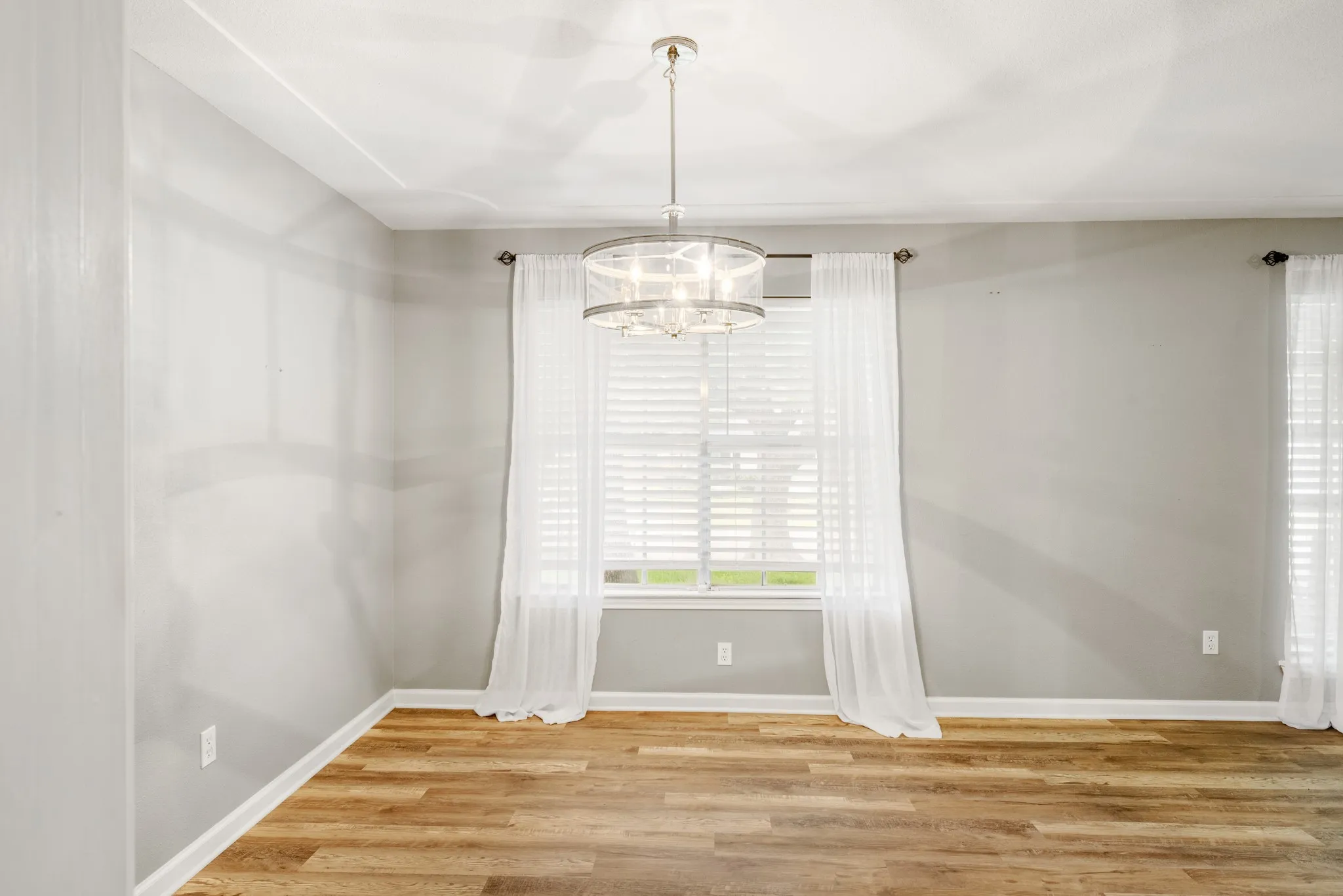 Single Family Residence For Sale in Tarrant County , 1804 W Cedar Elm Drive, Arlington, Texas 76012, 3 Bedroom, 2 Bathroom, 2 Garage spaces, 2,140 Sqft, built in 1968, mls#21371086, Real Estate Agent in Arlington, Homes For Sale in Tarrant county, Homes For Sale in Arlington, Realtor in Arlington Texas, Real Estate Brokerage Independent Realty Texas, Luminita Cordes Realtor