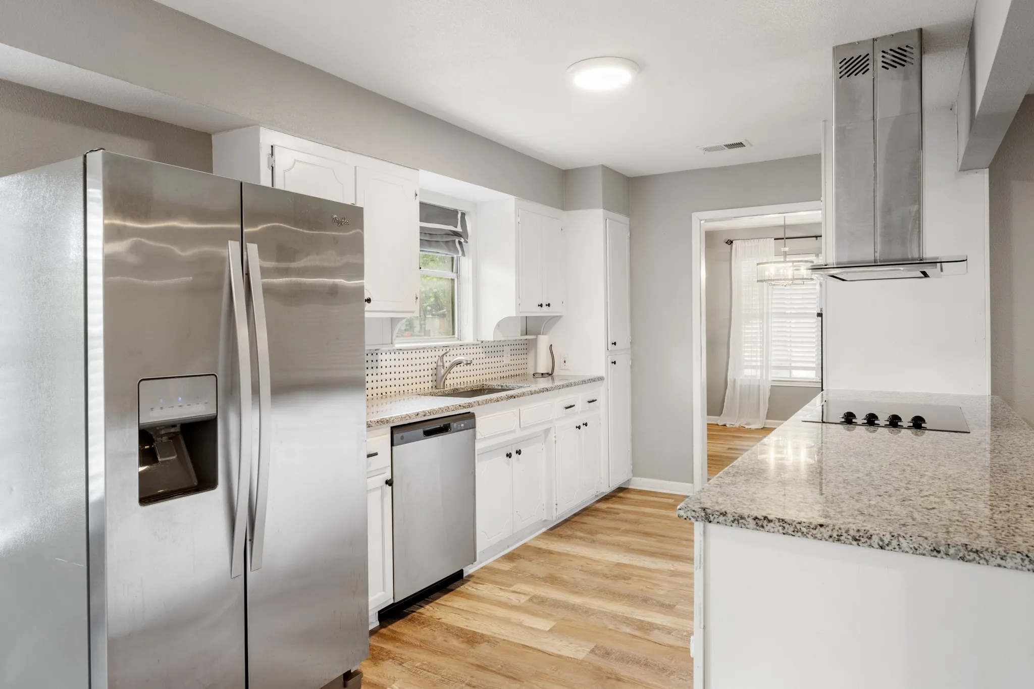 Single Family Residence For Sale in Tarrant County , 1804 W Cedar Elm Drive, Arlington, Texas 76012, 3 Bedroom, 2 Bathroom, 2 Garage spaces, 2,140 Sqft, built in 1968, mls#21371086, Real Estate Agent in Arlington, Homes For Sale in Tarrant county, Homes For Sale in Arlington, Realtor in Arlington Texas, Real Estate Brokerage Independent Realty Texas, Luminita Cordes Realtor