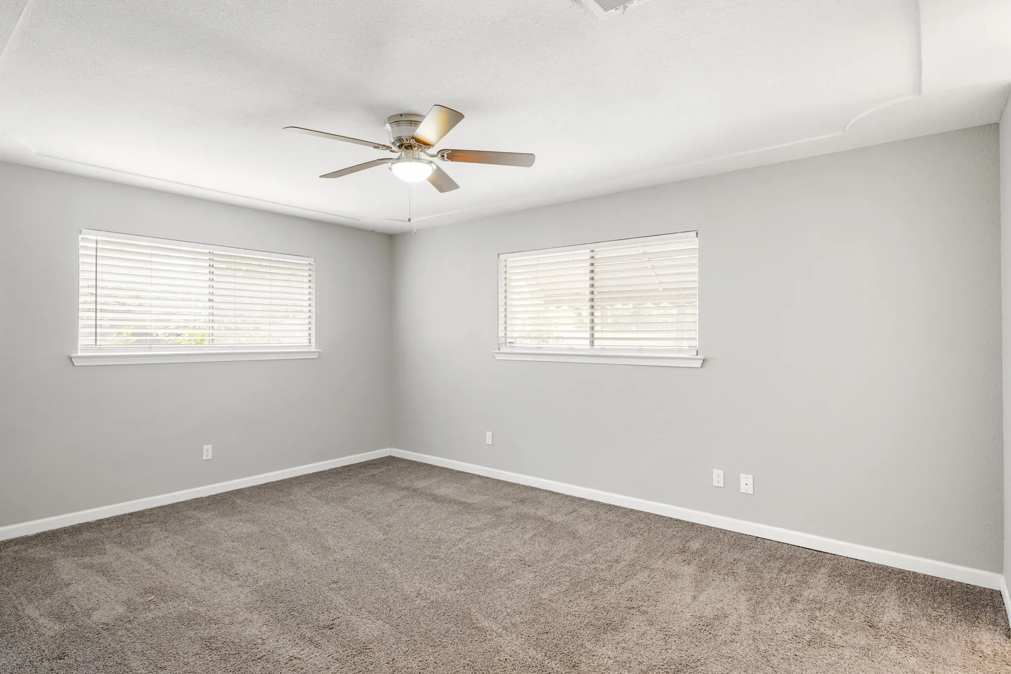 Single Family Residence For Sale in Tarrant County , 1804 W Cedar Elm Drive, Arlington, Texas 76012, 3 Bedroom, 2 Bathroom, 2 Garage spaces, 2,140 Sqft, built in 1968, mls#21371086, Real Estate Agent in Arlington, Homes For Sale in Tarrant county, Homes For Sale in Arlington, Realtor in Arlington Texas, Real Estate Brokerage Independent Realty Texas, Luminita Cordes Realtor