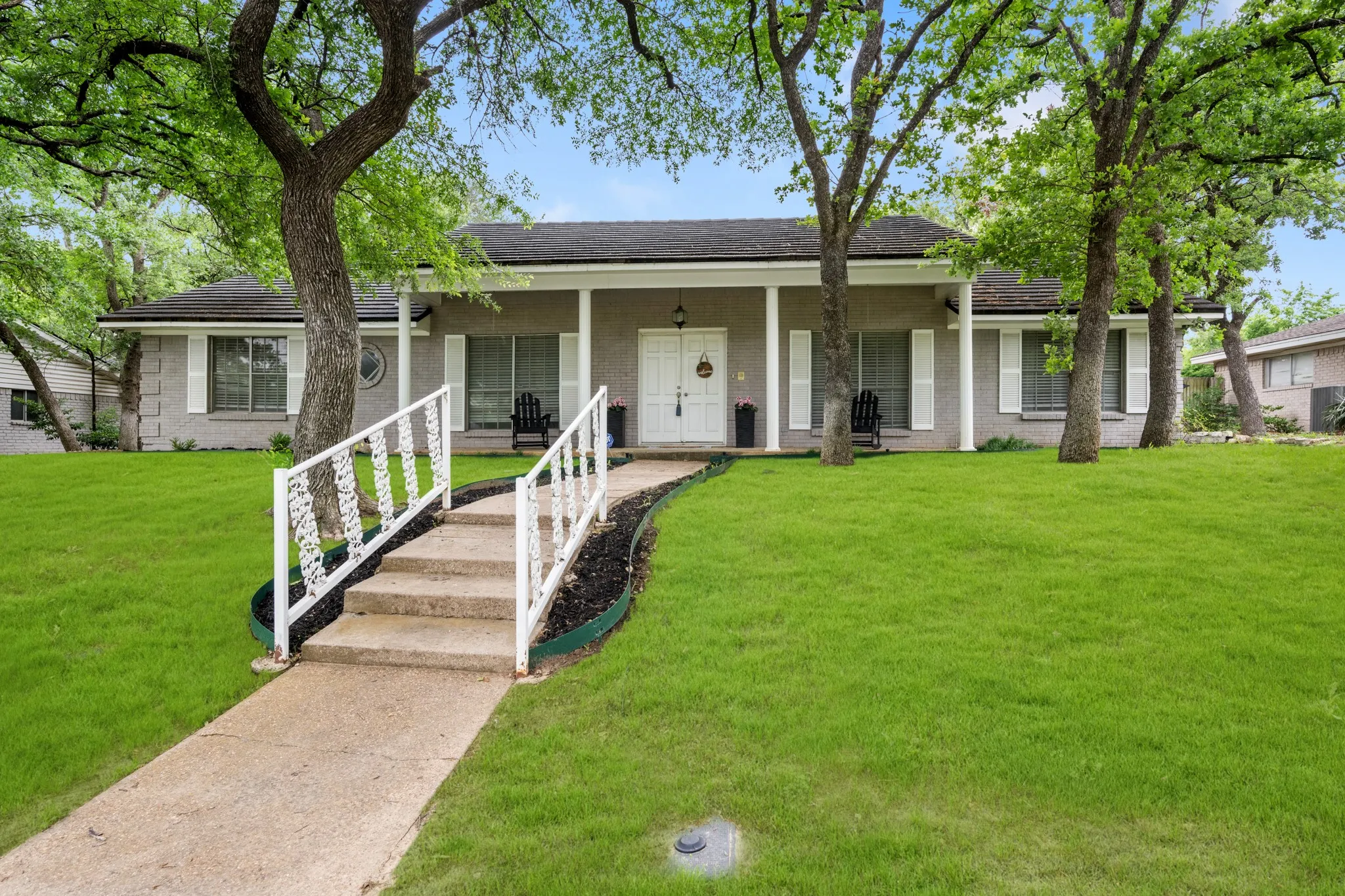 Single Family Residence For Sale in Tarrant County , 1804 W Cedar Elm Drive, Arlington, Texas 76012, 3 Bedroom, 2 Bathroom, 2 Garage spaces, 2,140 Sqft, built in 1968, mls#21371086, Real Estate Agent in Arlington, Homes For Sale in Tarrant county, Homes For Sale in Arlington, Realtor in Arlington Texas, Real Estate Brokerage Independent Realty Texas, Luminita Cordes Realtor