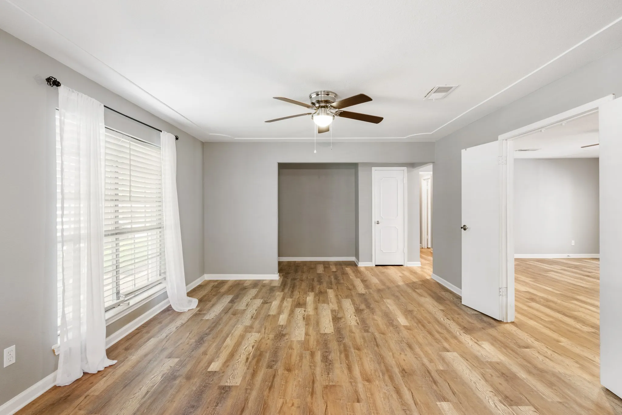 Single Family Residence For Sale in Tarrant County , 1804 W Cedar Elm Drive, Arlington, Texas 76012, 3 Bedroom, 2 Bathroom, 2 Garage spaces, 2,140 Sqft, built in 1968, mls#21371086, Real Estate Agent in Arlington, Homes For Sale in Tarrant county, Homes For Sale in Arlington, Realtor in Arlington Texas, Real Estate Brokerage Independent Realty Texas, Luminita Cordes Realtor