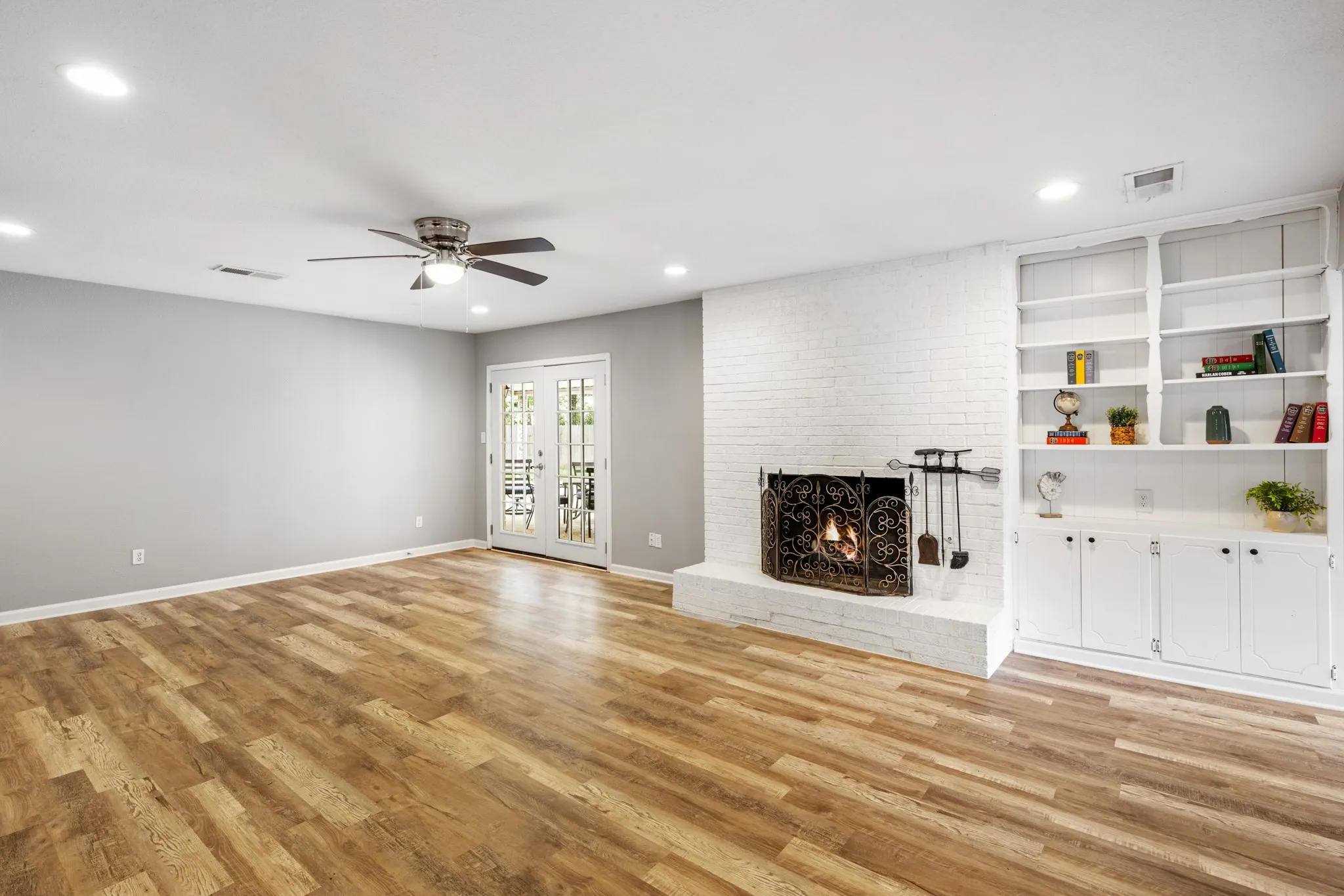 Single Family Residence For Sale in Tarrant County , 1804 W Cedar Elm Drive, Arlington, Texas 76012, 3 Bedroom, 2 Bathroom, 2 Garage spaces, 2,140 Sqft, built in 1968, mls#21371086, Real Estate Agent in Arlington, Homes For Sale in Tarrant county, Homes For Sale in Arlington, Realtor in Arlington Texas, Real Estate Brokerage Independent Realty Texas, Luminita Cordes Realtor