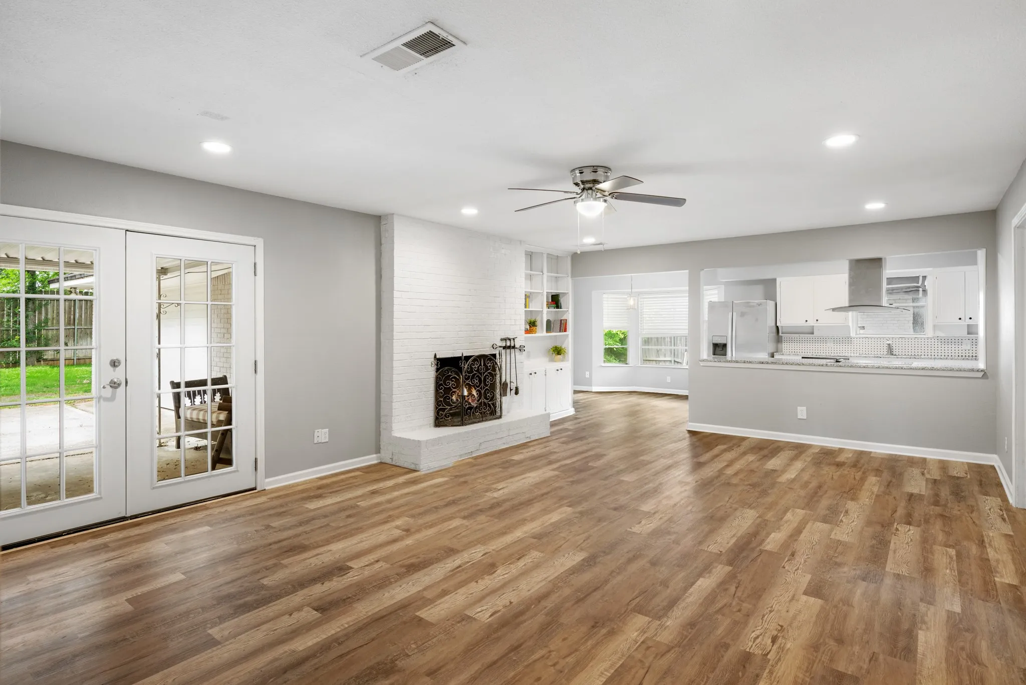 Single Family Residence For Sale in Tarrant County , 1804 W Cedar Elm Drive, Arlington, Texas 76012, 3 Bedroom, 2 Bathroom, 2 Garage spaces, 2,140 Sqft, built in 1968, mls#21371086, Real Estate Agent in Arlington, Homes For Sale in Tarrant county, Homes For Sale in Arlington, Realtor in Arlington Texas, Real Estate Brokerage Independent Realty Texas, Luminita Cordes Realtor