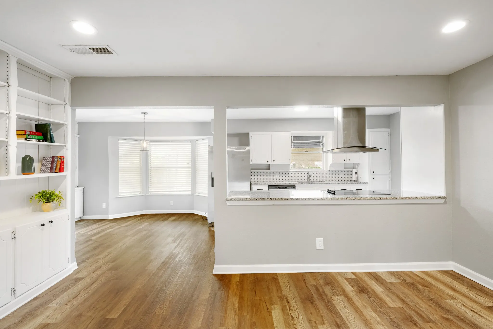 Single Family Residence For Sale in Tarrant County , 1804 W Cedar Elm Drive, Arlington, Texas 76012, 3 Bedroom, 2 Bathroom, 2 Garage spaces, 2,140 Sqft, built in 1968, mls#21371086, Real Estate Agent in Arlington, Homes For Sale in Tarrant county, Homes For Sale in Arlington, Realtor in Arlington Texas, Real Estate Brokerage Independent Realty Texas, Luminita Cordes Realtor