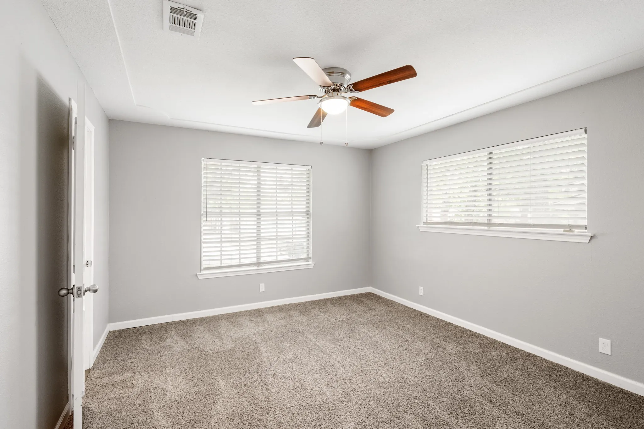 Single Family Residence For Sale in Tarrant County , 1804 W Cedar Elm Drive, Arlington, Texas 76012, 3 Bedroom, 2 Bathroom, 2 Garage spaces, 2,140 Sqft, built in 1968, mls#21371086, Real Estate Agent in Arlington, Homes For Sale in Tarrant county, Homes For Sale in Arlington, Realtor in Arlington Texas, Real Estate Brokerage Independent Realty Texas, Luminita Cordes Realtor