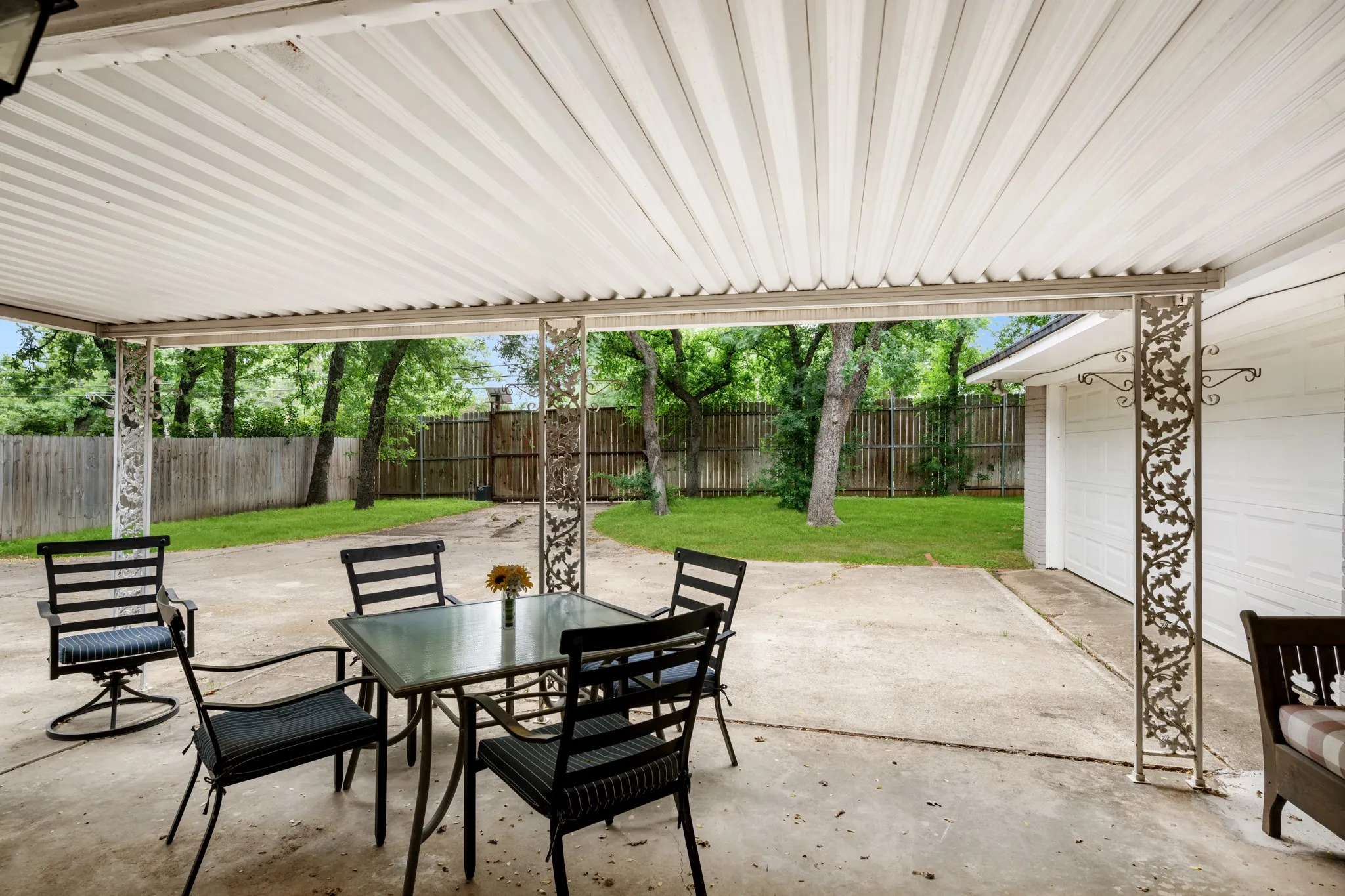 Single Family Residence For Sale in Tarrant County , 1804 W Cedar Elm Drive, Arlington, Texas 76012, 3 Bedroom, 2 Bathroom, 2 Garage spaces, 2,140 Sqft, built in 1968, mls#21371086, Real Estate Agent in Arlington, Homes For Sale in Tarrant county, Homes For Sale in Arlington, Realtor in Arlington Texas, Real Estate Brokerage Independent Realty Texas, Luminita Cordes Realtor
