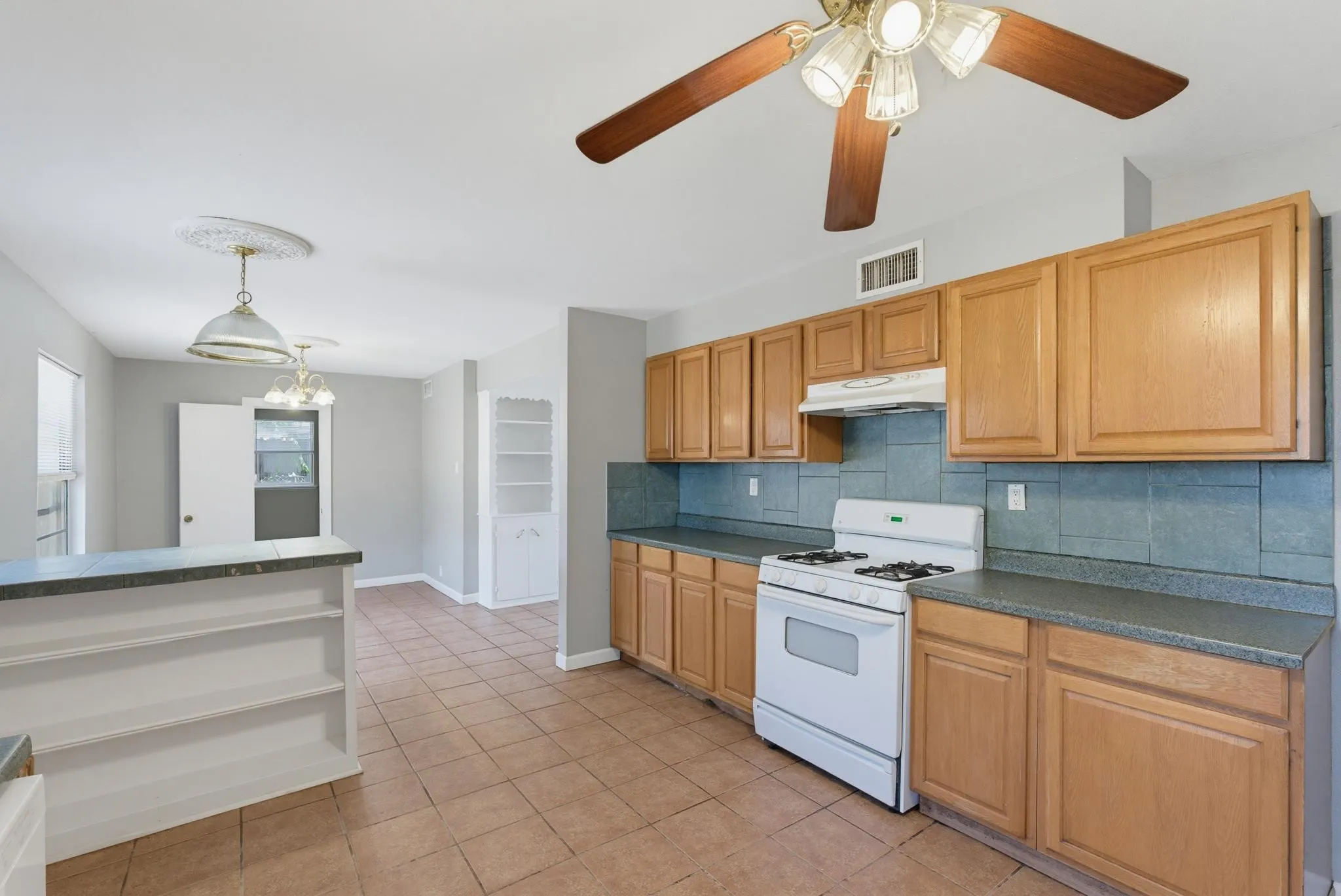 Single Family Residence For Rent in Taylor County , 618 S La Salle Drive, Abilene, Texas 79605, 3 Bedroom, 2 Bathroom, 1 Garage spaces, 1,454 Sqft, built in 1954, mls#21375863, Real Estate Agent in Abilene, Homes For Rent in Taylor county, Homes For Rent in Abilene, Realtor in Abilene Texas, Real Estate Brokerage Independent Realty Texas, Luminita Cordes Realtor