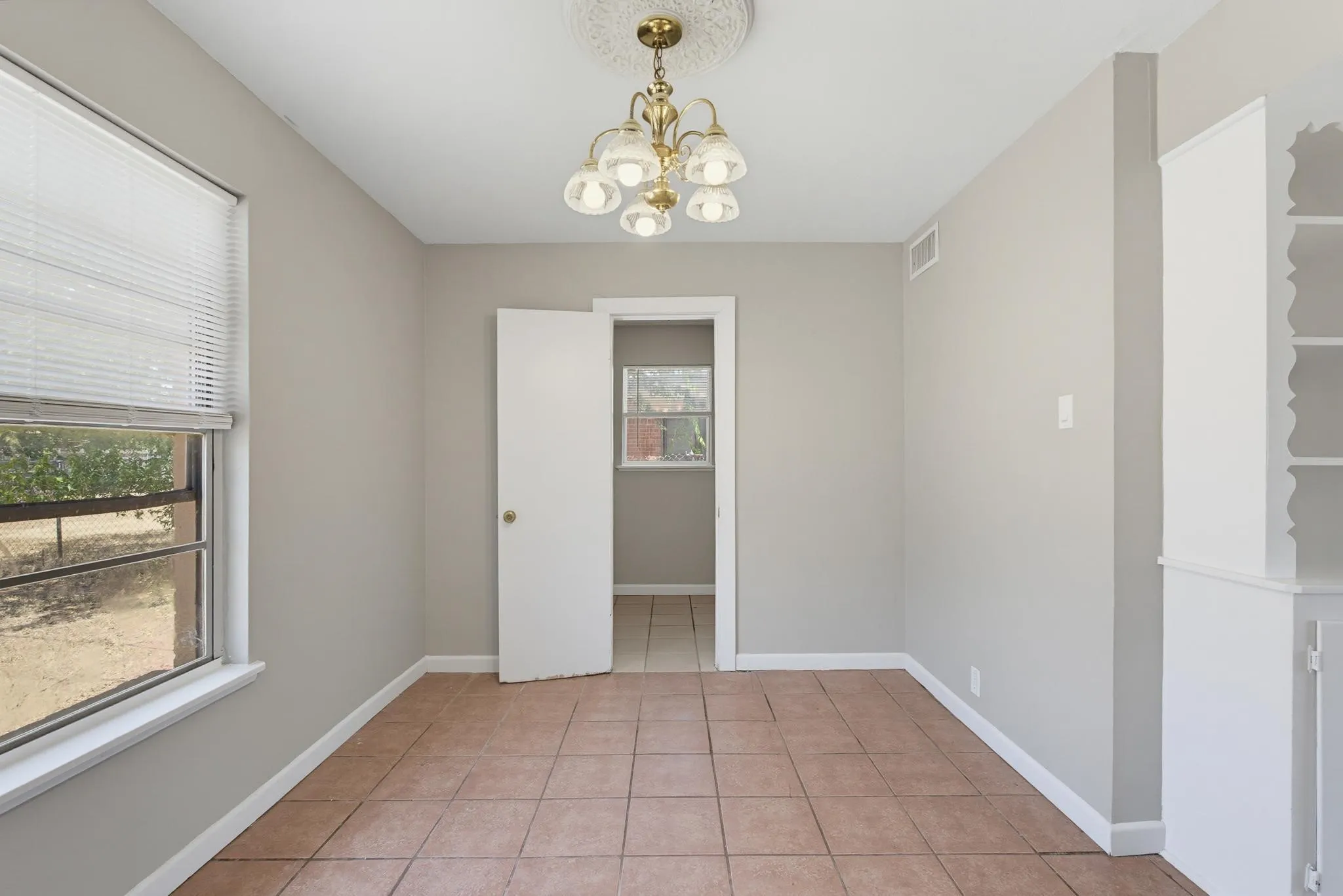 Single Family Residence For Rent in Taylor County , 618 S La Salle Drive, Abilene, Texas 79605, 3 Bedroom, 2 Bathroom, 1 Garage spaces, 1,454 Sqft, built in 1954, mls#21375863, Real Estate Agent in Abilene, Homes For Rent in Taylor county, Homes For Rent in Abilene, Realtor in Abilene Texas, Real Estate Brokerage Independent Realty Texas, Luminita Cordes Realtor