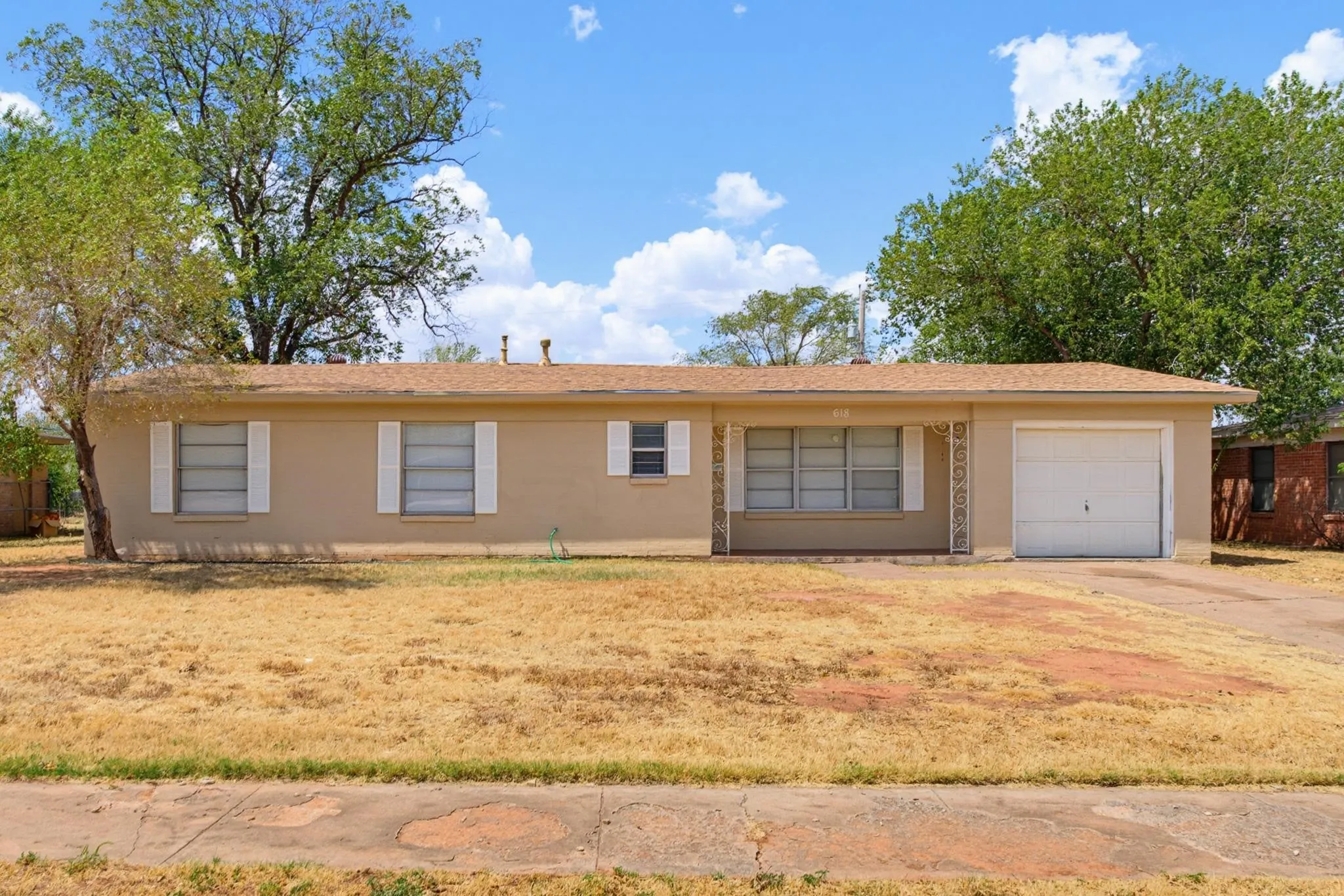 Single Family Residence For Rent in Taylor County , 618 S La Salle Drive, Abilene, Texas 79605, 3 Bedroom, 2 Bathroom, 1 Garage spaces, 1,454 Sqft, built in 1954, mls#21375863, Real Estate Agent in Abilene, Homes For Rent in Taylor county, Homes For Rent in Abilene, Realtor in Abilene Texas, Real Estate Brokerage Independent Realty Texas, Luminita Cordes Realtor