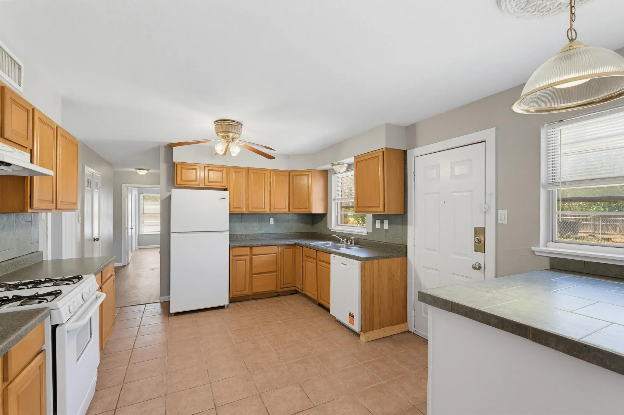 Single Family Residence For Rent in Taylor County , 618 S La Salle Drive, Abilene, Texas 79605, 3 Bedroom, 2 Bathroom, 1 Garage spaces, 1,454 Sqft, built in 1954, mls#21375863, Real Estate Agent in Abilene, Homes For Rent in Taylor county, Homes For Rent in Abilene, Realtor in Abilene Texas, Real Estate Brokerage Independent Realty Texas, Luminita Cordes Realtor