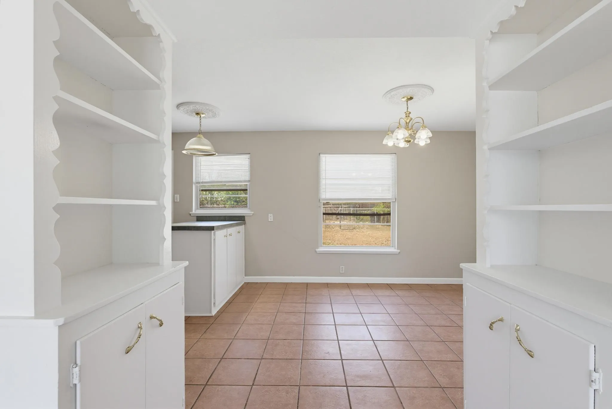 Single Family Residence For Rent in Taylor County , 618 S La Salle Drive, Abilene, Texas 79605, 3 Bedroom, 2 Bathroom, 1 Garage spaces, 1,454 Sqft, built in 1954, mls#21375863, Real Estate Agent in Abilene, Homes For Rent in Taylor county, Homes For Rent in Abilene, Realtor in Abilene Texas, Real Estate Brokerage Independent Realty Texas, Luminita Cordes Realtor
