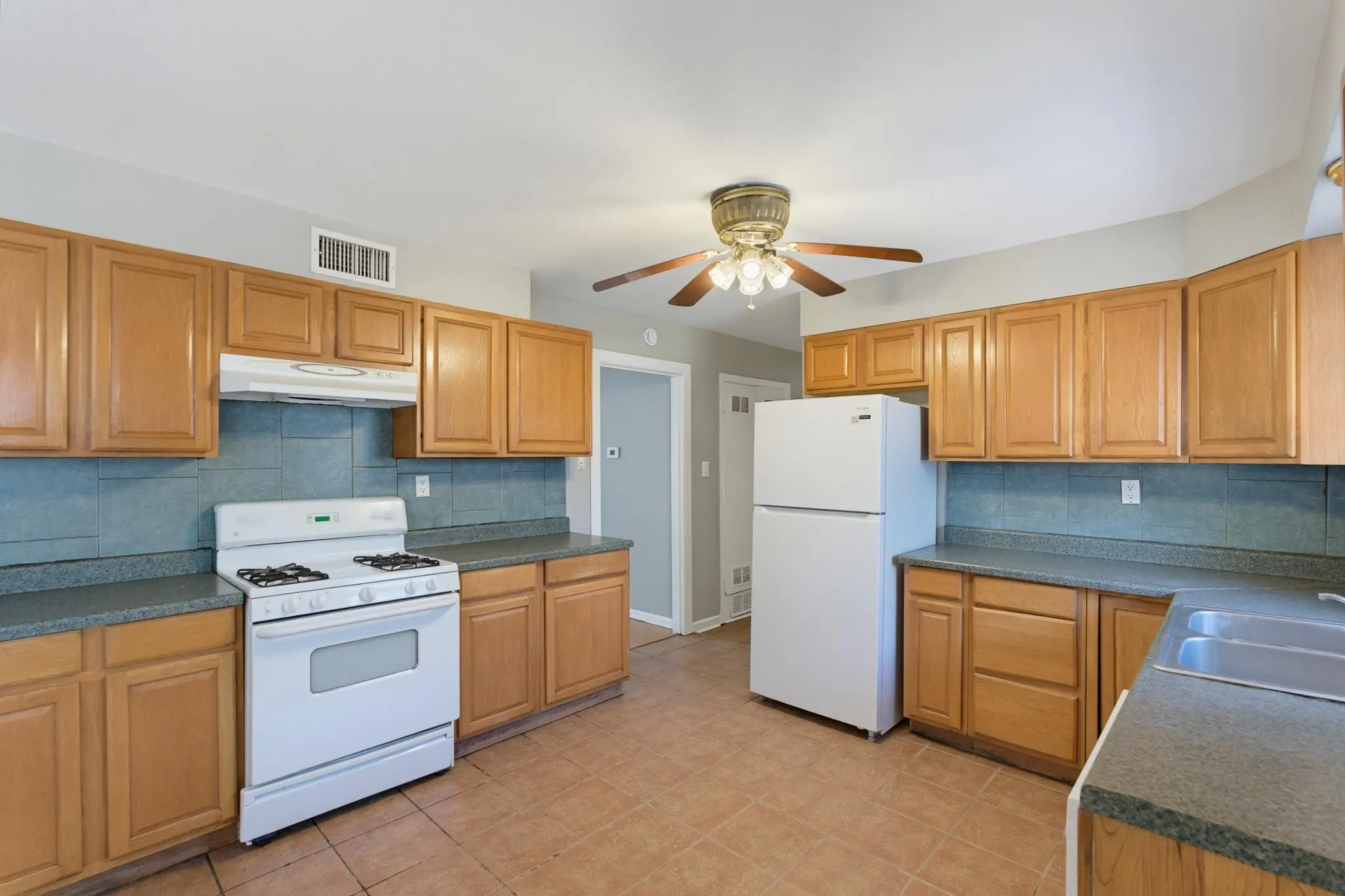 Single Family Residence For Rent in Taylor County , 618 S La Salle Drive, Abilene, Texas 79605, 3 Bedroom, 2 Bathroom, 1 Garage spaces, 1,454 Sqft, built in 1954, mls#21375863, Real Estate Agent in Abilene, Homes For Rent in Taylor county, Homes For Rent in Abilene, Realtor in Abilene Texas, Real Estate Brokerage Independent Realty Texas, Luminita Cordes Realtor
