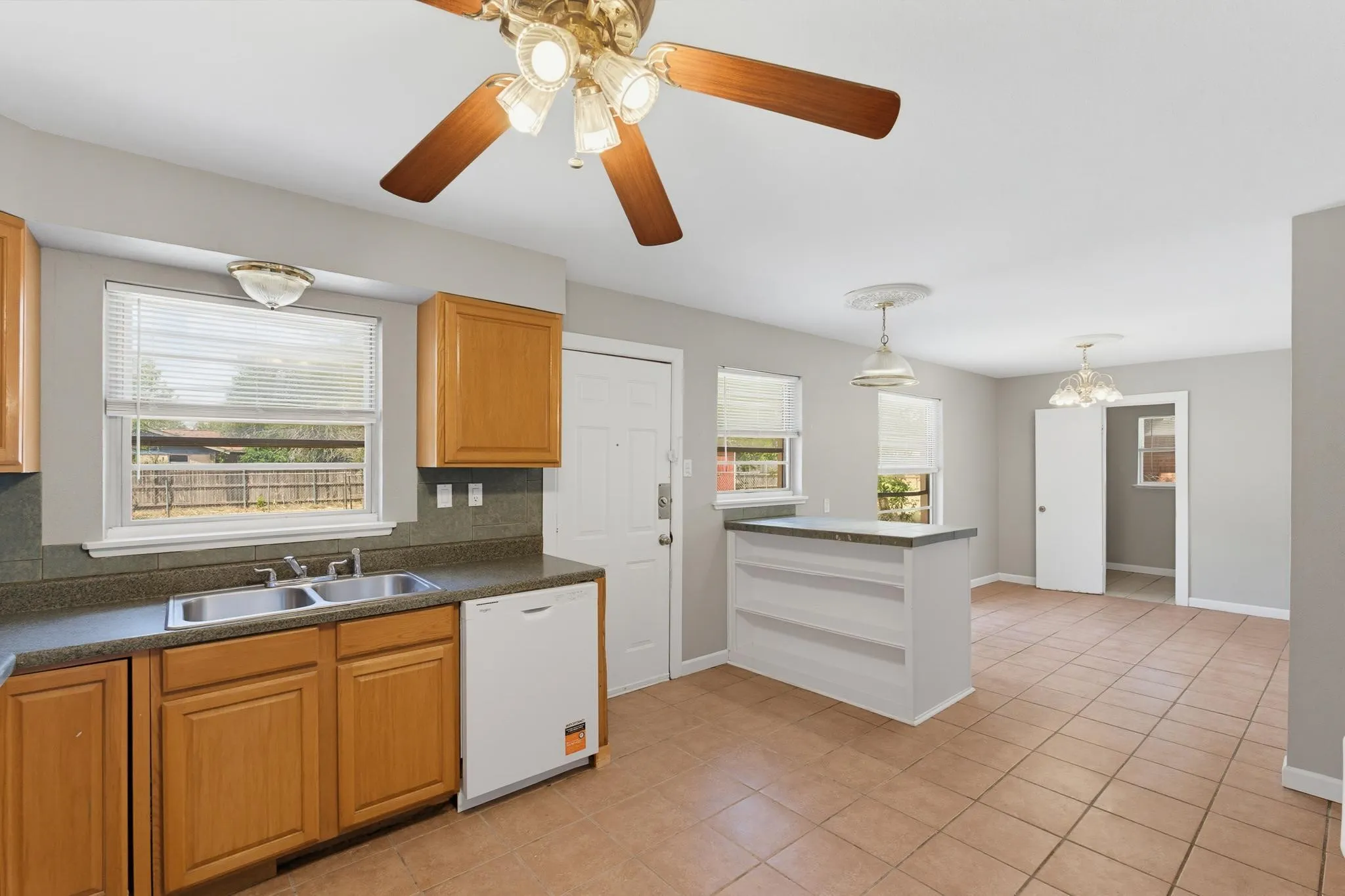 Single Family Residence For Rent in Taylor County , 618 S La Salle Drive, Abilene, Texas 79605, 3 Bedroom, 2 Bathroom, 1 Garage spaces, 1,454 Sqft, built in 1954, mls#21375863, Real Estate Agent in Abilene, Homes For Rent in Taylor county, Homes For Rent in Abilene, Realtor in Abilene Texas, Real Estate Brokerage Independent Realty Texas, Luminita Cordes Realtor
