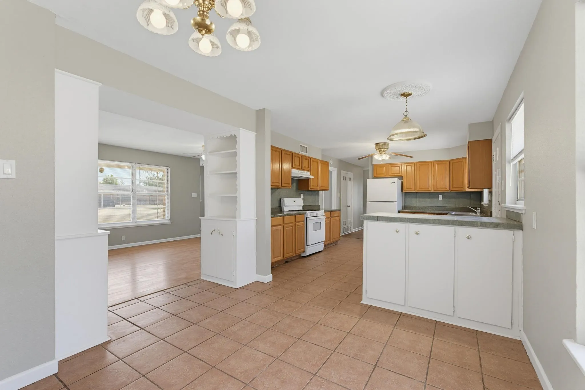 Single Family Residence For Rent in Taylor County , 618 S La Salle Drive, Abilene, Texas 79605, 3 Bedroom, 2 Bathroom, 1 Garage spaces, 1,454 Sqft, built in 1954, mls#21375863, Real Estate Agent in Abilene, Homes For Rent in Taylor county, Homes For Rent in Abilene, Realtor in Abilene Texas, Real Estate Brokerage Independent Realty Texas, Luminita Cordes Realtor