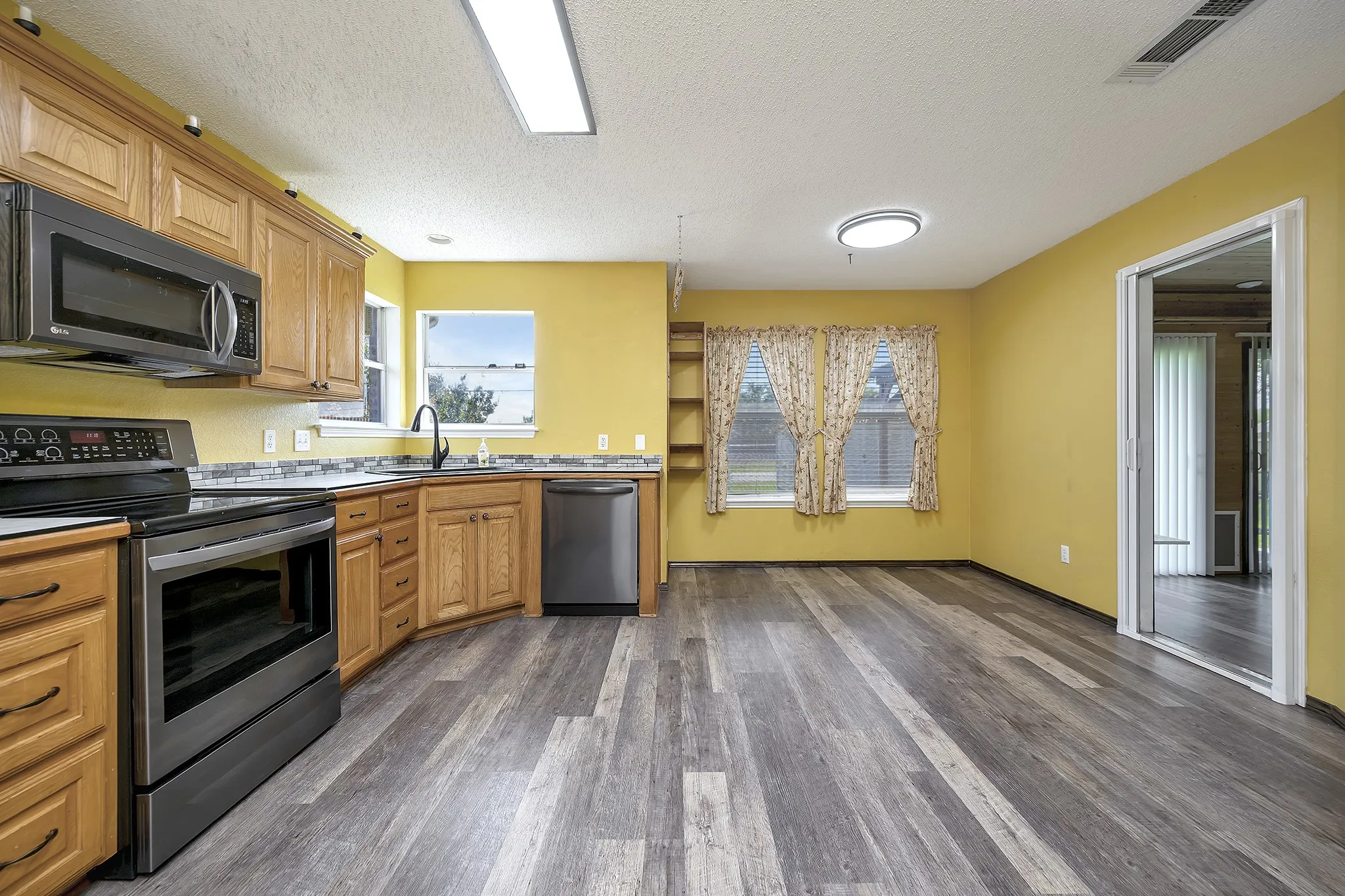 Single Family Residence For Sale in Tarrant County , 509 Birch Street, Crowley, Texas 76036, 3 Bedroom, 2 Bathroom, 2 Garage spaces, 1,708 Sqft, built in 2002, mls#21375835, Real Estate Agent in Crowley, Homes For Sale in Tarrant county, Homes For Sale in Crowley, Realtor in Crowley Texas, Real Estate Brokerage Independent Realty Texas, Luminita Cordes Realtor