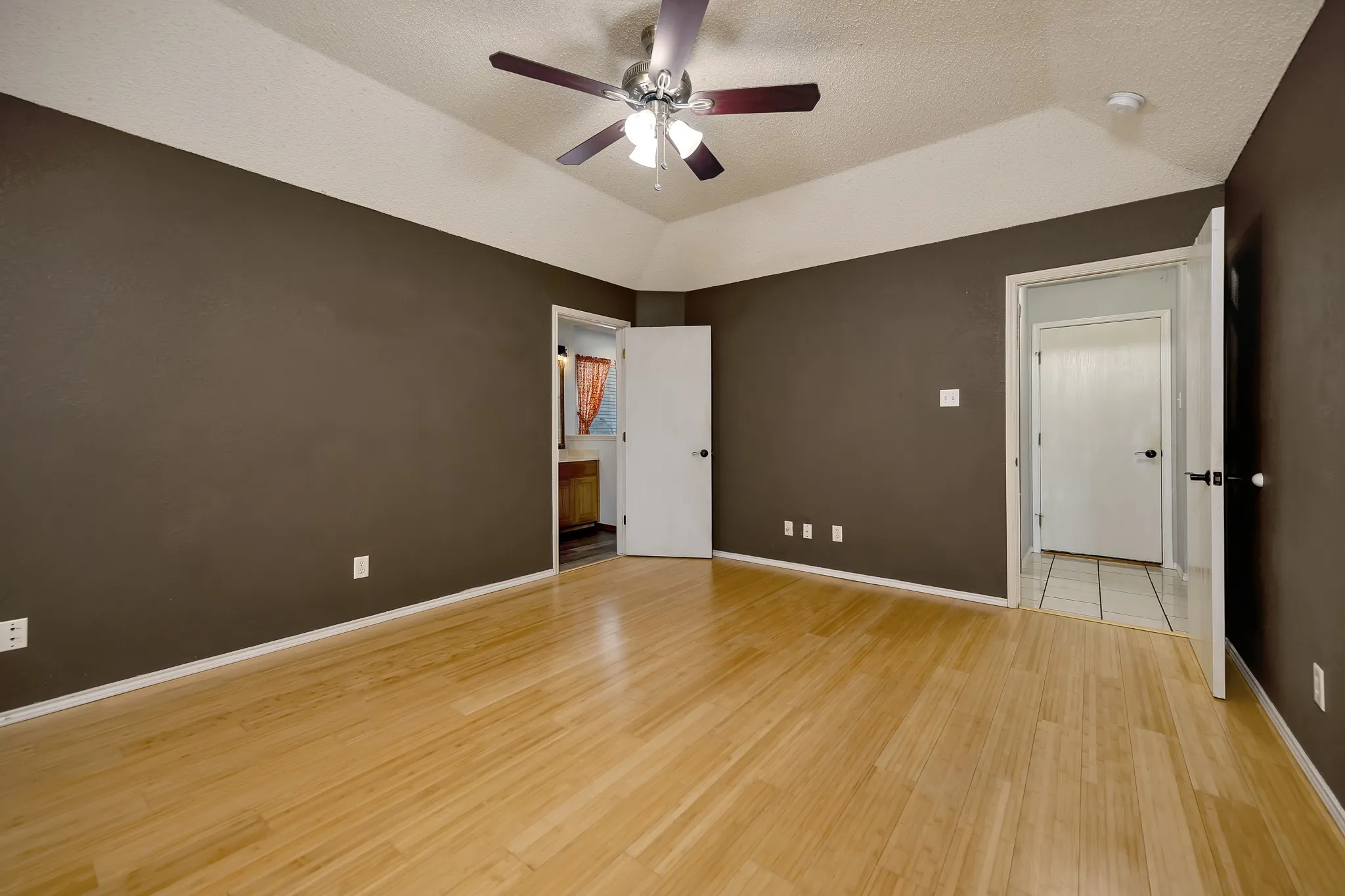 Single Family Residence For Sale in Tarrant County , 509 Birch Street, Crowley, Texas 76036, 3 Bedroom, 2 Bathroom, 2 Garage spaces, 1,708 Sqft, built in 2002, mls#21375835, Real Estate Agent in Crowley, Homes For Sale in Tarrant county, Homes For Sale in Crowley, Realtor in Crowley Texas, Real Estate Brokerage Independent Realty Texas, Luminita Cordes Realtor