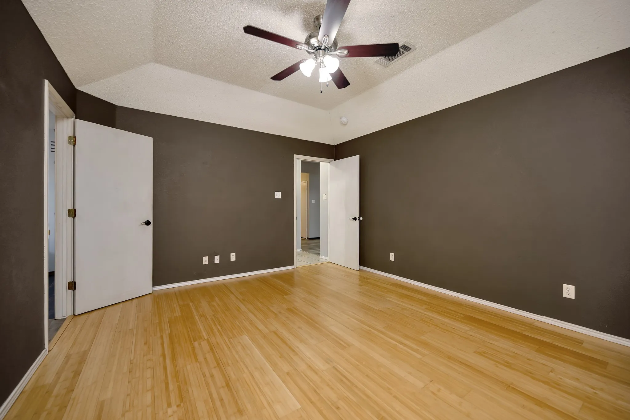 Single Family Residence For Sale in Tarrant County , 509 Birch Street, Crowley, Texas 76036, 3 Bedroom, 2 Bathroom, 2 Garage spaces, 1,708 Sqft, built in 2002, mls#21375835, Real Estate Agent in Crowley, Homes For Sale in Tarrant county, Homes For Sale in Crowley, Realtor in Crowley Texas, Real Estate Brokerage Independent Realty Texas, Luminita Cordes Realtor