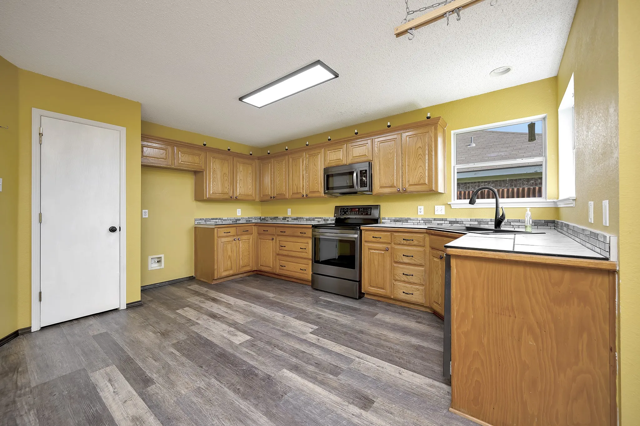 Single Family Residence For Sale in Tarrant County , 509 Birch Street, Crowley, Texas 76036, 3 Bedroom, 2 Bathroom, 2 Garage spaces, 1,708 Sqft, built in 2002, mls#21375835, Real Estate Agent in Crowley, Homes For Sale in Tarrant county, Homes For Sale in Crowley, Realtor in Crowley Texas, Real Estate Brokerage Independent Realty Texas, Luminita Cordes Realtor