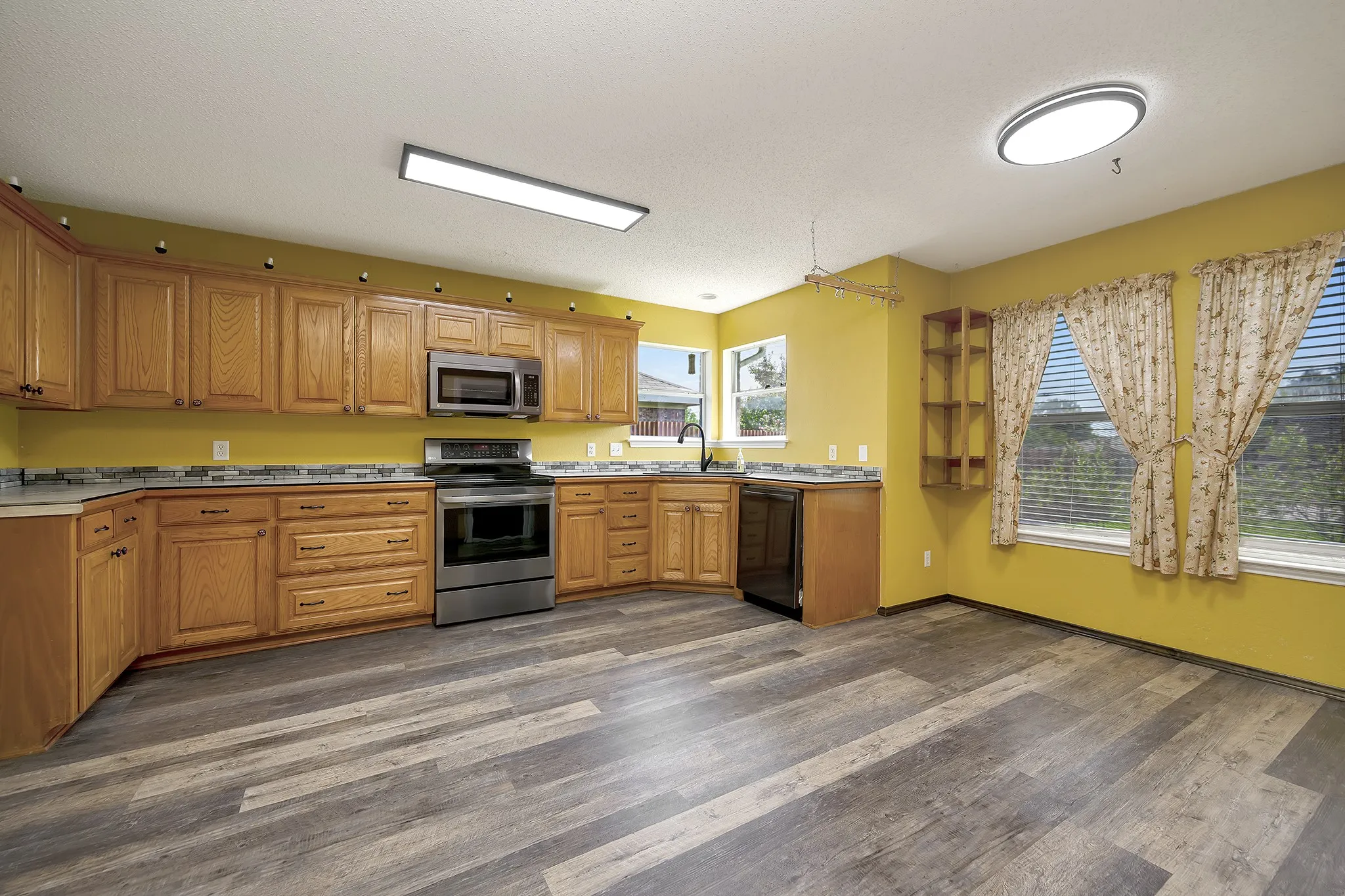 Single Family Residence For Sale in Tarrant County , 509 Birch Street, Crowley, Texas 76036, 3 Bedroom, 2 Bathroom, 2 Garage spaces, 1,708 Sqft, built in 2002, mls#21375835, Real Estate Agent in Crowley, Homes For Sale in Tarrant county, Homes For Sale in Crowley, Realtor in Crowley Texas, Real Estate Brokerage Independent Realty Texas, Luminita Cordes Realtor