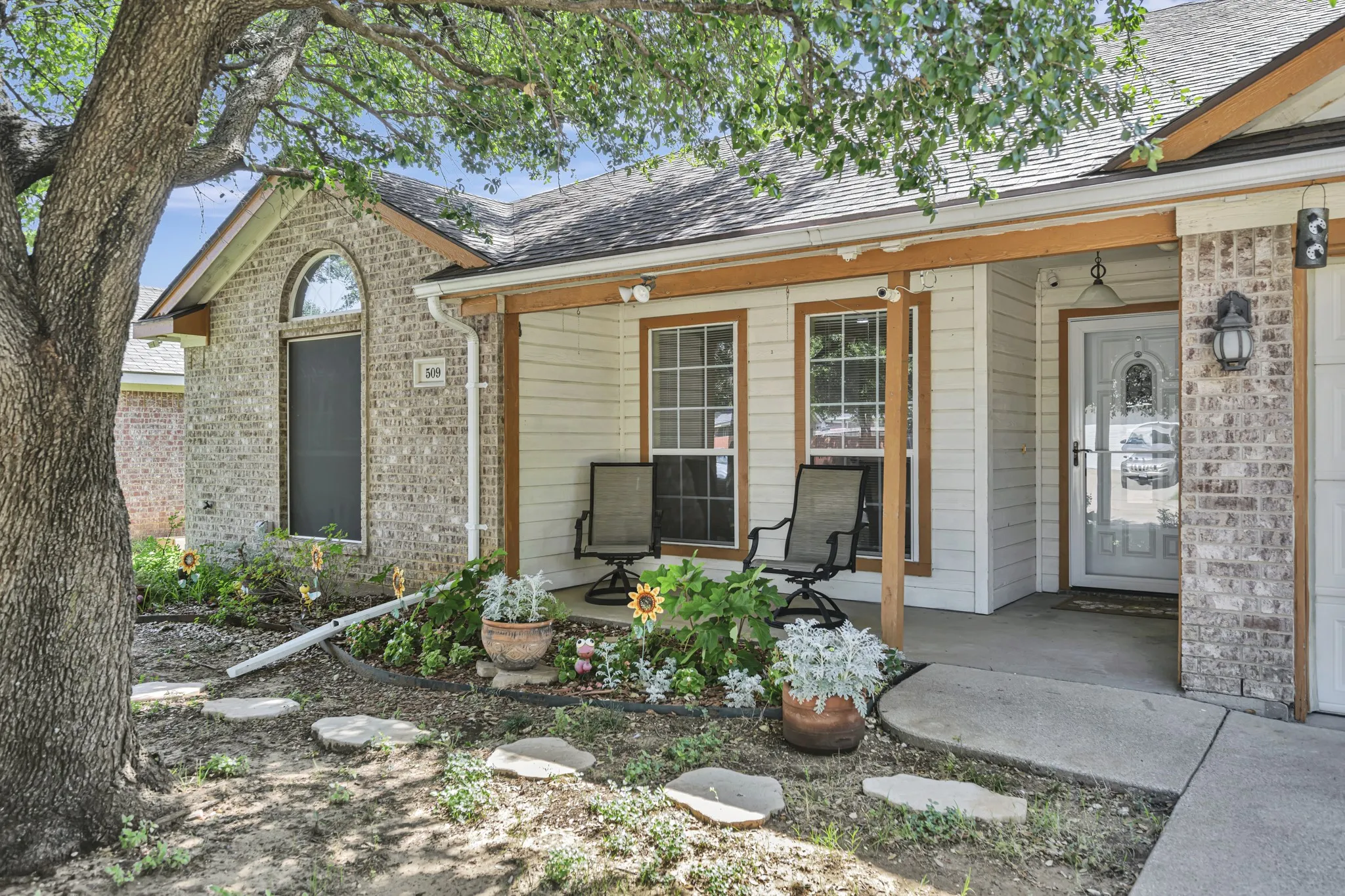 Single Family Residence For Sale in Tarrant County , 509 Birch Street, Crowley, Texas 76036, 3 Bedroom, 2 Bathroom, 2 Garage spaces, 1,708 Sqft, built in 2002, mls#21375835, Real Estate Agent in Crowley, Homes For Sale in Tarrant county, Homes For Sale in Crowley, Realtor in Crowley Texas, Real Estate Brokerage Independent Realty Texas, Luminita Cordes Realtor