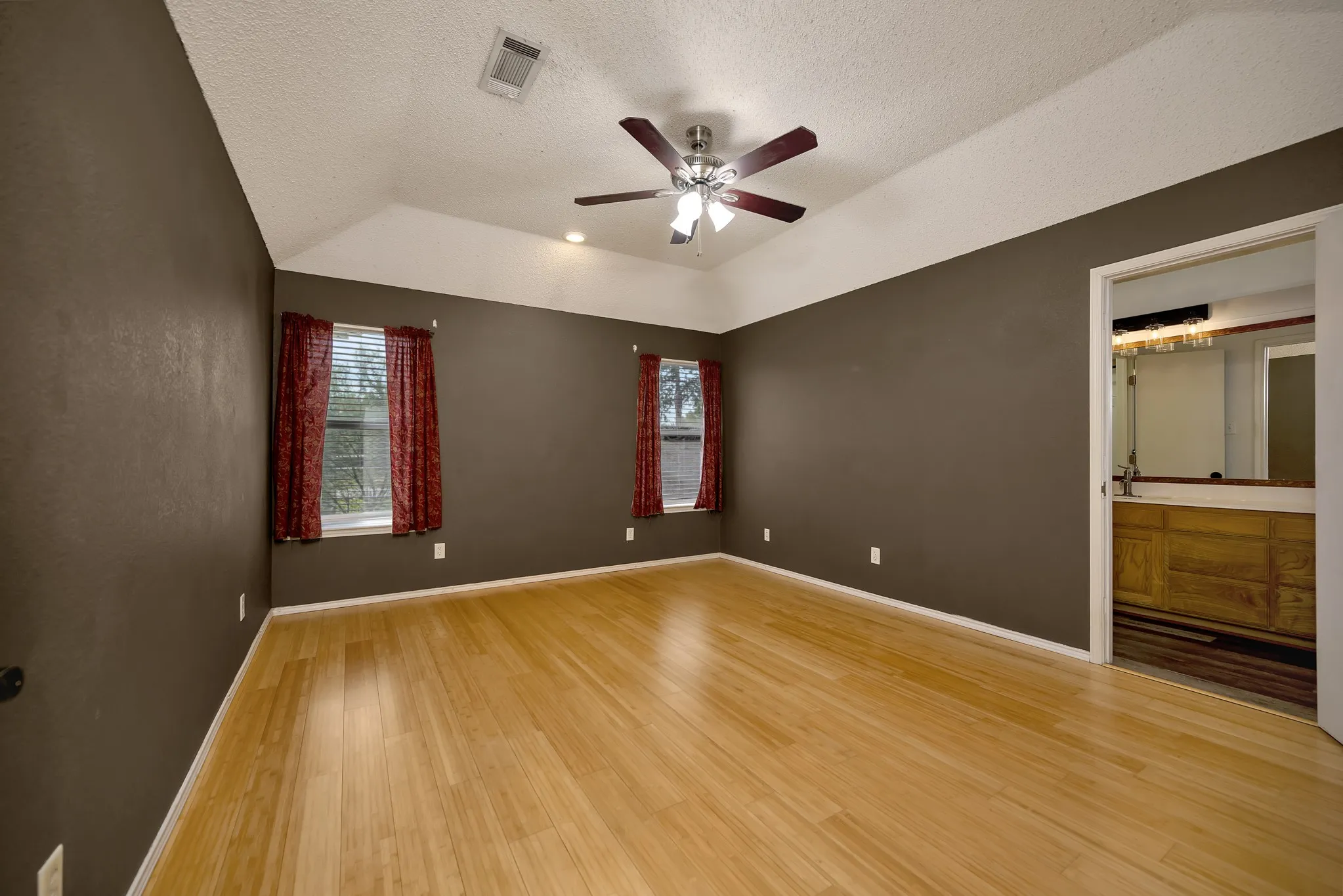 Single Family Residence For Sale in Tarrant County , 509 Birch Street, Crowley, Texas 76036, 3 Bedroom, 2 Bathroom, 2 Garage spaces, 1,708 Sqft, built in 2002, mls#21375835, Real Estate Agent in Crowley, Homes For Sale in Tarrant county, Homes For Sale in Crowley, Realtor in Crowley Texas, Real Estate Brokerage Independent Realty Texas, Luminita Cordes Realtor