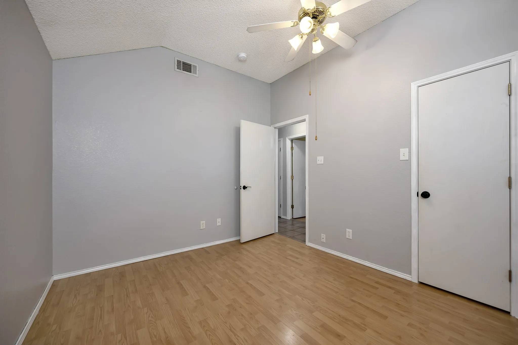 Single Family Residence For Sale in Tarrant County , 509 Birch Street, Crowley, Texas 76036, 3 Bedroom, 2 Bathroom, 2 Garage spaces, 1,708 Sqft, built in 2002, mls#21375835, Real Estate Agent in Crowley, Homes For Sale in Tarrant county, Homes For Sale in Crowley, Realtor in Crowley Texas, Real Estate Brokerage Independent Realty Texas, Luminita Cordes Realtor
