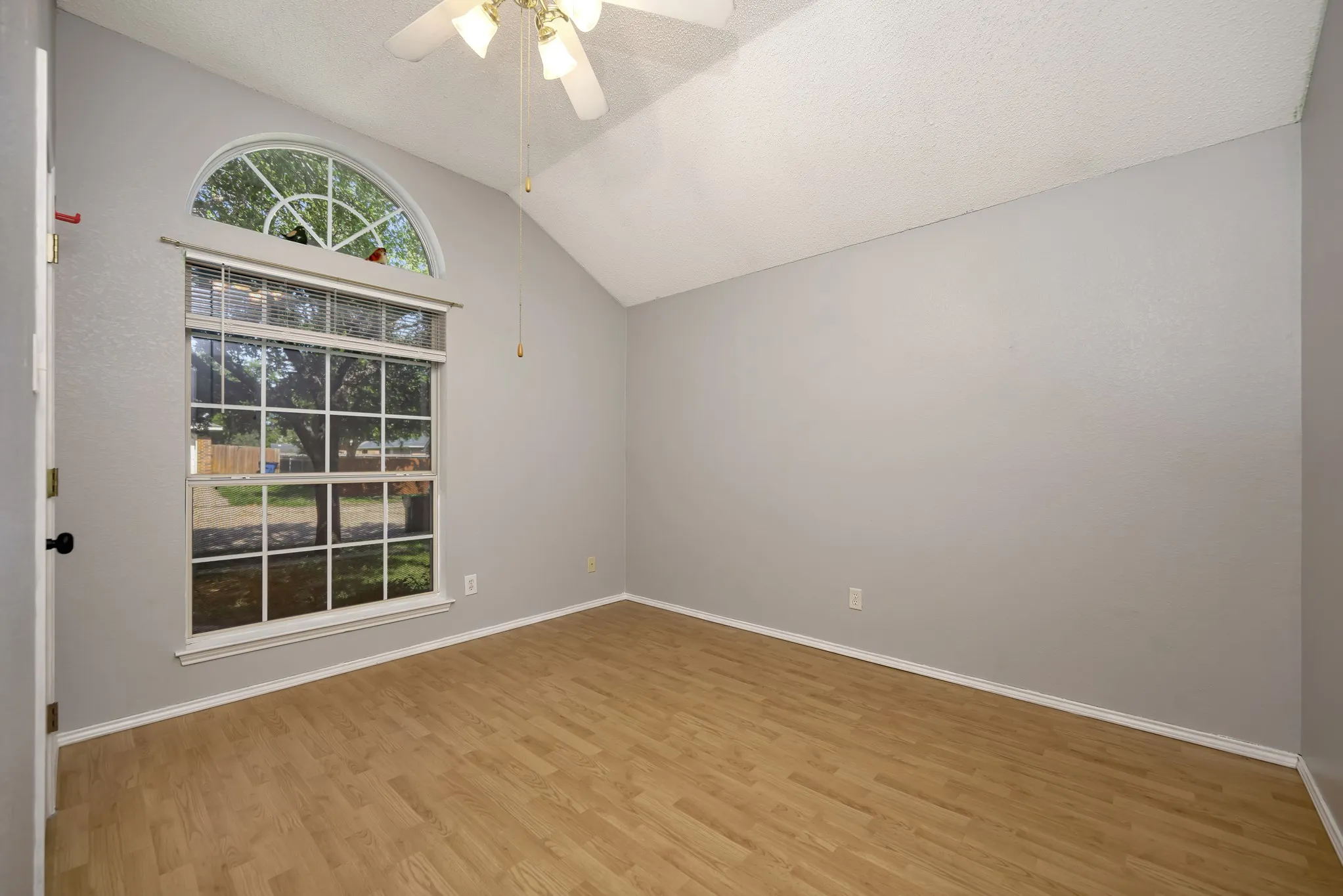 Single Family Residence For Sale in Tarrant County , 509 Birch Street, Crowley, Texas 76036, 3 Bedroom, 2 Bathroom, 2 Garage spaces, 1,708 Sqft, built in 2002, mls#21375835, Real Estate Agent in Crowley, Homes For Sale in Tarrant county, Homes For Sale in Crowley, Realtor in Crowley Texas, Real Estate Brokerage Independent Realty Texas, Luminita Cordes Realtor