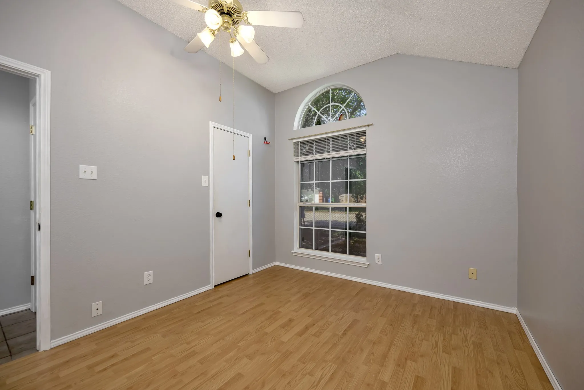 Single Family Residence For Sale in Tarrant County , 509 Birch Street, Crowley, Texas 76036, 3 Bedroom, 2 Bathroom, 2 Garage spaces, 1,708 Sqft, built in 2002, mls#21375835, Real Estate Agent in Crowley, Homes For Sale in Tarrant county, Homes For Sale in Crowley, Realtor in Crowley Texas, Real Estate Brokerage Independent Realty Texas, Luminita Cordes Realtor
