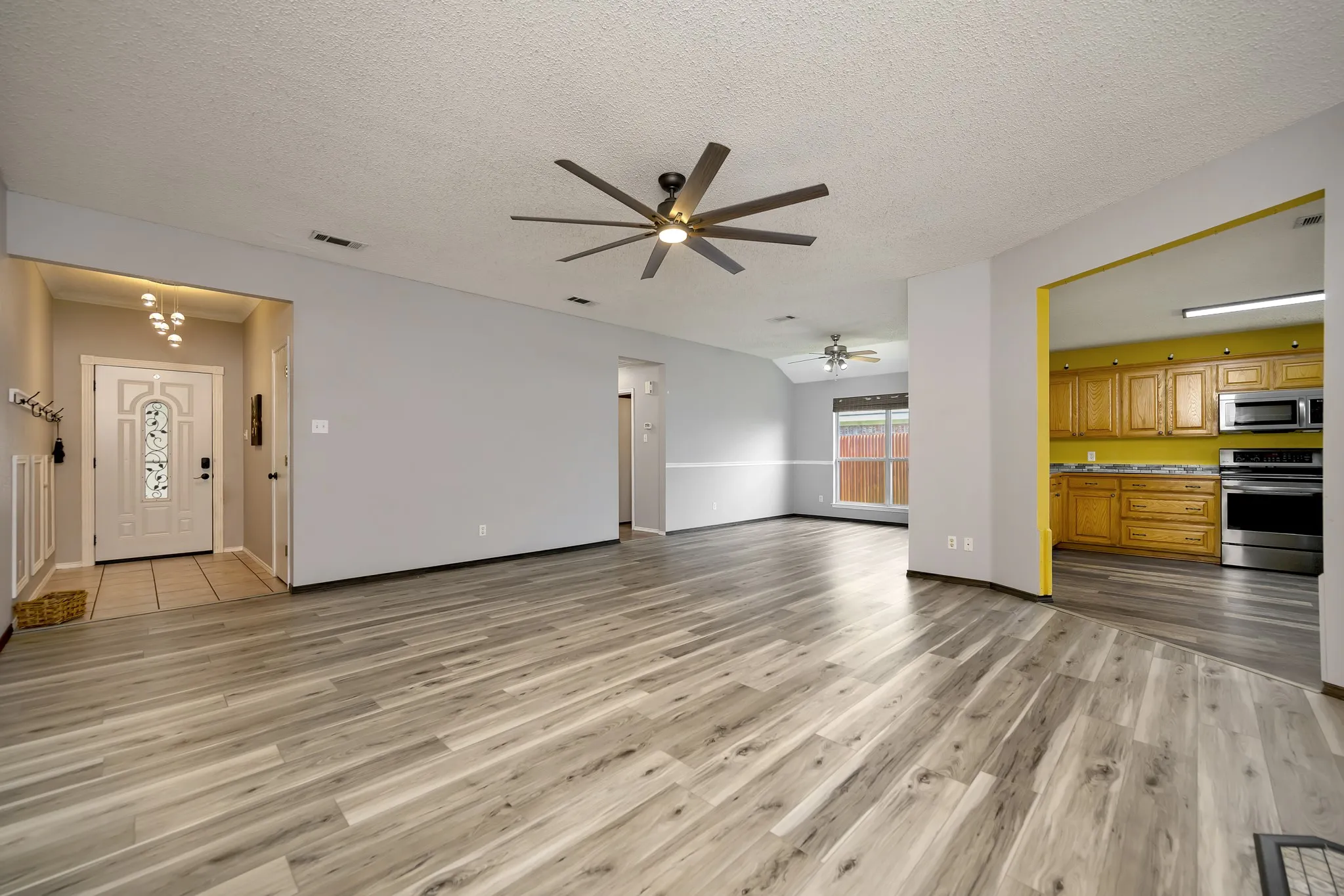 Single Family Residence For Sale in Tarrant County , 509 Birch Street, Crowley, Texas 76036, 3 Bedroom, 2 Bathroom, 2 Garage spaces, 1,708 Sqft, built in 2002, mls#21375835, Real Estate Agent in Crowley, Homes For Sale in Tarrant county, Homes For Sale in Crowley, Realtor in Crowley Texas, Real Estate Brokerage Independent Realty Texas, Luminita Cordes Realtor