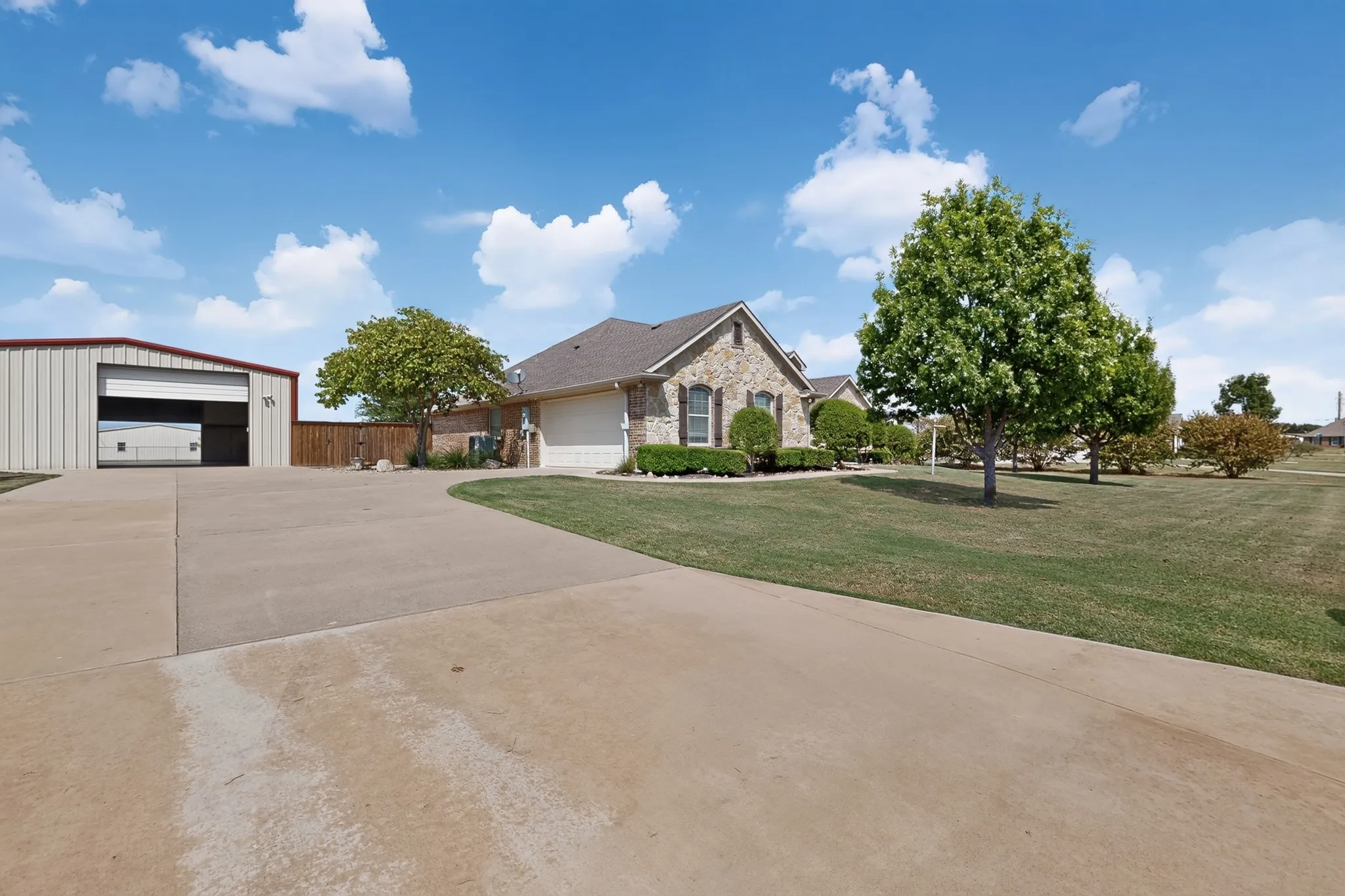 Single Family Residence For Sale in Collin County , 320 Brooks Drive, Nevada, Texas 75173, 4 Bedroom, 2 Bathroom, 2 Garage spaces, 2,094 Sqft, built in 2009, mls#21372234, Real Estate Agent in Nevada, Homes For Sale in Collin county, Homes For Sale in Nevada, Realtor in Nevada Texas, Real Estate Brokerage Independent Realty Texas, Luminita Cordes Realtor