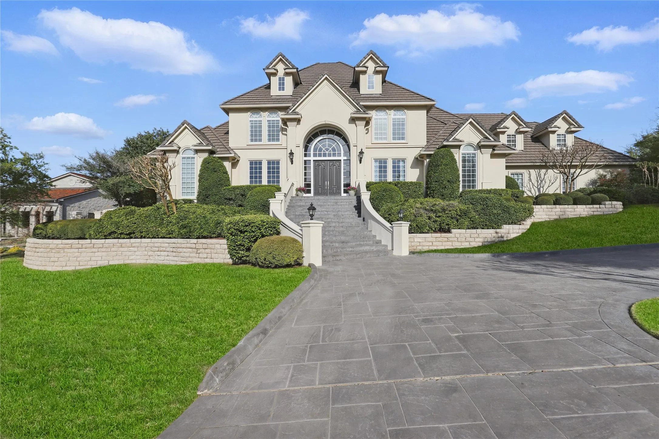 Single Family Residence For Sale in Tarrant County , 6800 Oak Hill Drive, Fort Worth, Texas 76132, 5 Bedroom, 5 Bathroom, 3 Garage spaces, 5,171 Sqft, built in 1997, mls#21375618, Real Estate Agent in Fort Worth, Homes For Sale in Tarrant county, Homes For Sale in Fort Worth, Realtor in Fort Worth Texas, Real Estate Brokerage Independent Realty Texas, Luminita Cordes Realtor