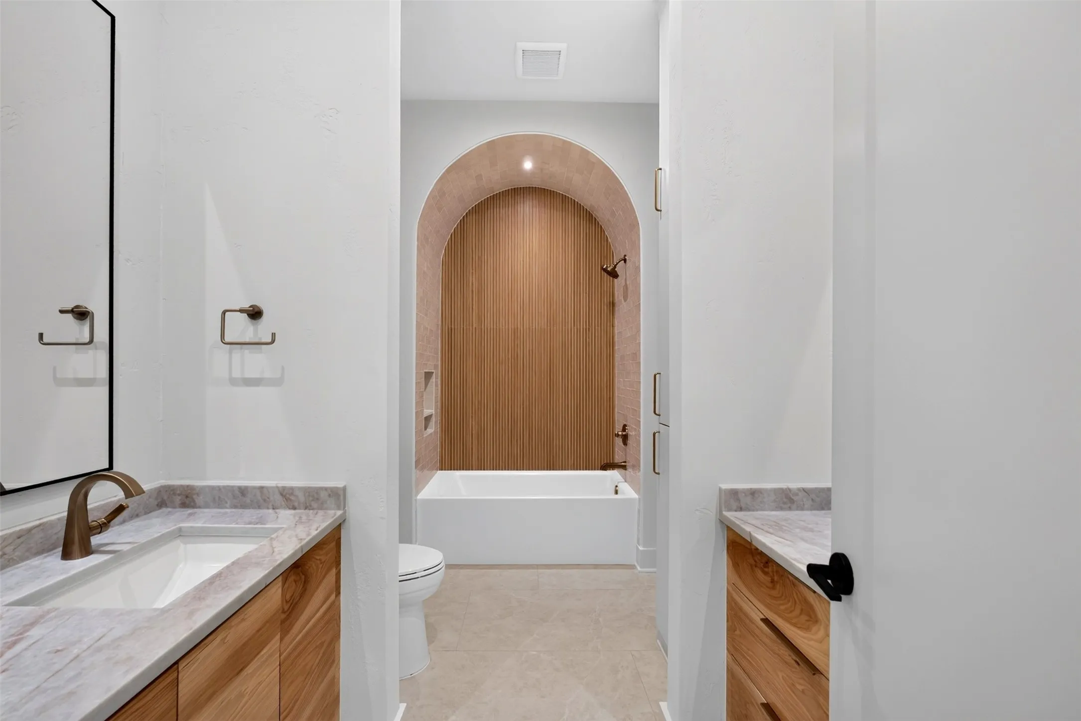 Single Family Residence For Sale in Smith County , 7607 Lakeside Lane, Tyler, Texas 75703, 5 Bedroom, 4 Bathroom, 3 Garage spaces, 4,125 Sqft, built in 2018, mls#21375877, Real Estate Agent in Tyler, Homes For Sale in Smith county, Homes For Sale in Tyler, Realtor in Tyler Texas, Real Estate Brokerage Independent Realty Texas, Luminita Cordes Realtor