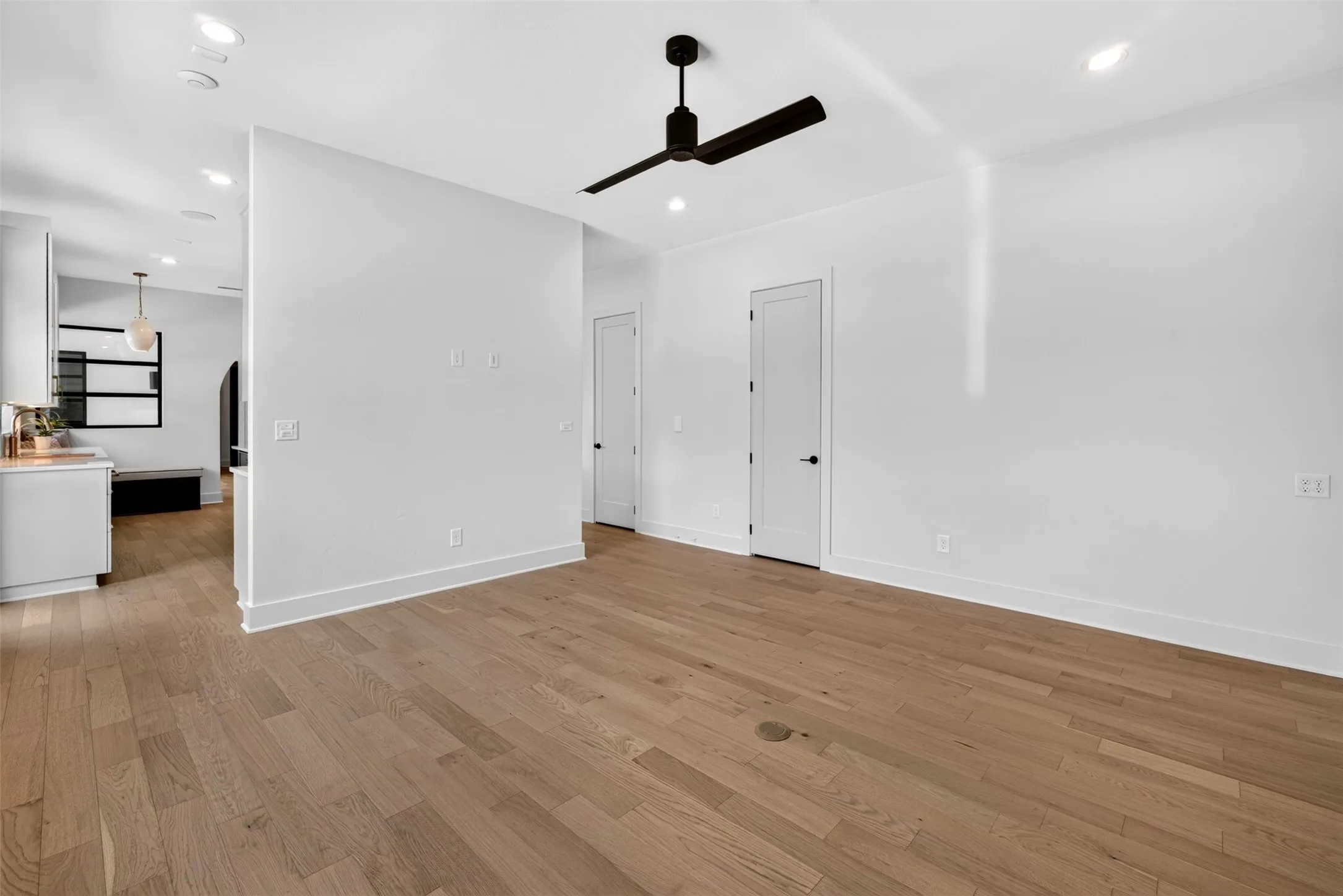 Single Family Residence For Sale in Smith County , 7607 Lakeside Lane, Tyler, Texas 75703, 5 Bedroom, 4 Bathroom, 3 Garage spaces, 4,125 Sqft, built in 2018, mls#21375877, Real Estate Agent in Tyler, Homes For Sale in Smith county, Homes For Sale in Tyler, Realtor in Tyler Texas, Real Estate Brokerage Independent Realty Texas, Luminita Cordes Realtor