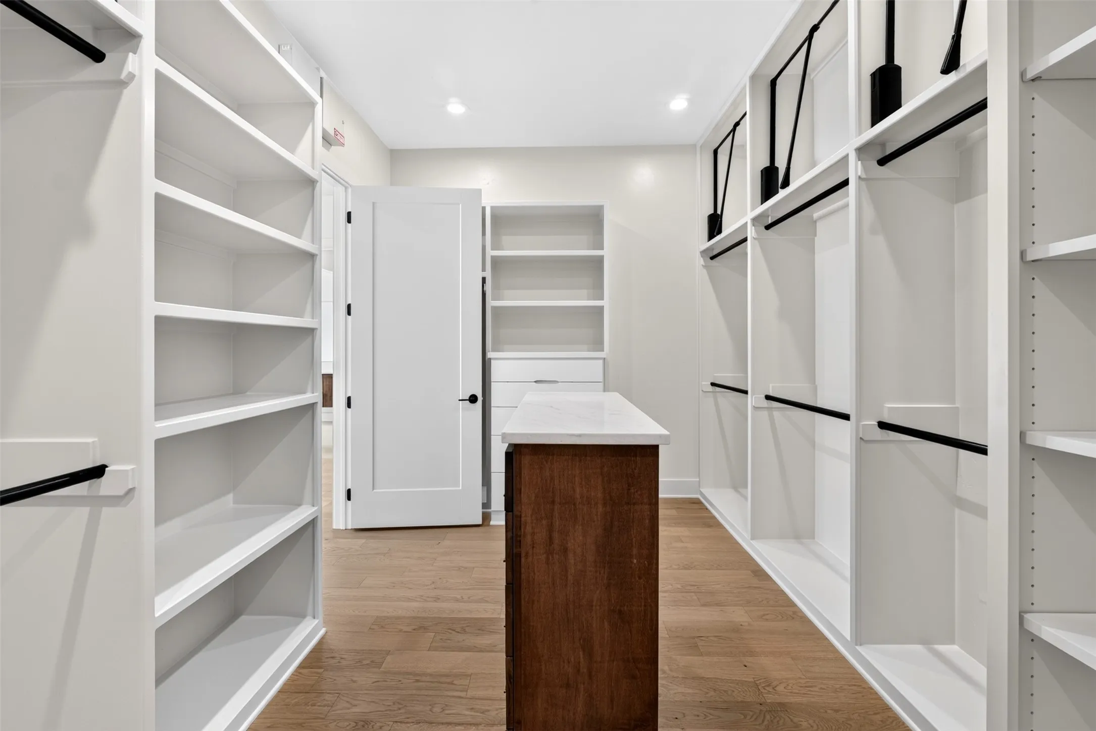 Single Family Residence For Sale in Smith County , 7607 Lakeside Lane, Tyler, Texas 75703, 5 Bedroom, 4 Bathroom, 3 Garage spaces, 4,125 Sqft, built in 2018, mls#21375877, Real Estate Agent in Tyler, Homes For Sale in Smith county, Homes For Sale in Tyler, Realtor in Tyler Texas, Real Estate Brokerage Independent Realty Texas, Luminita Cordes Realtor