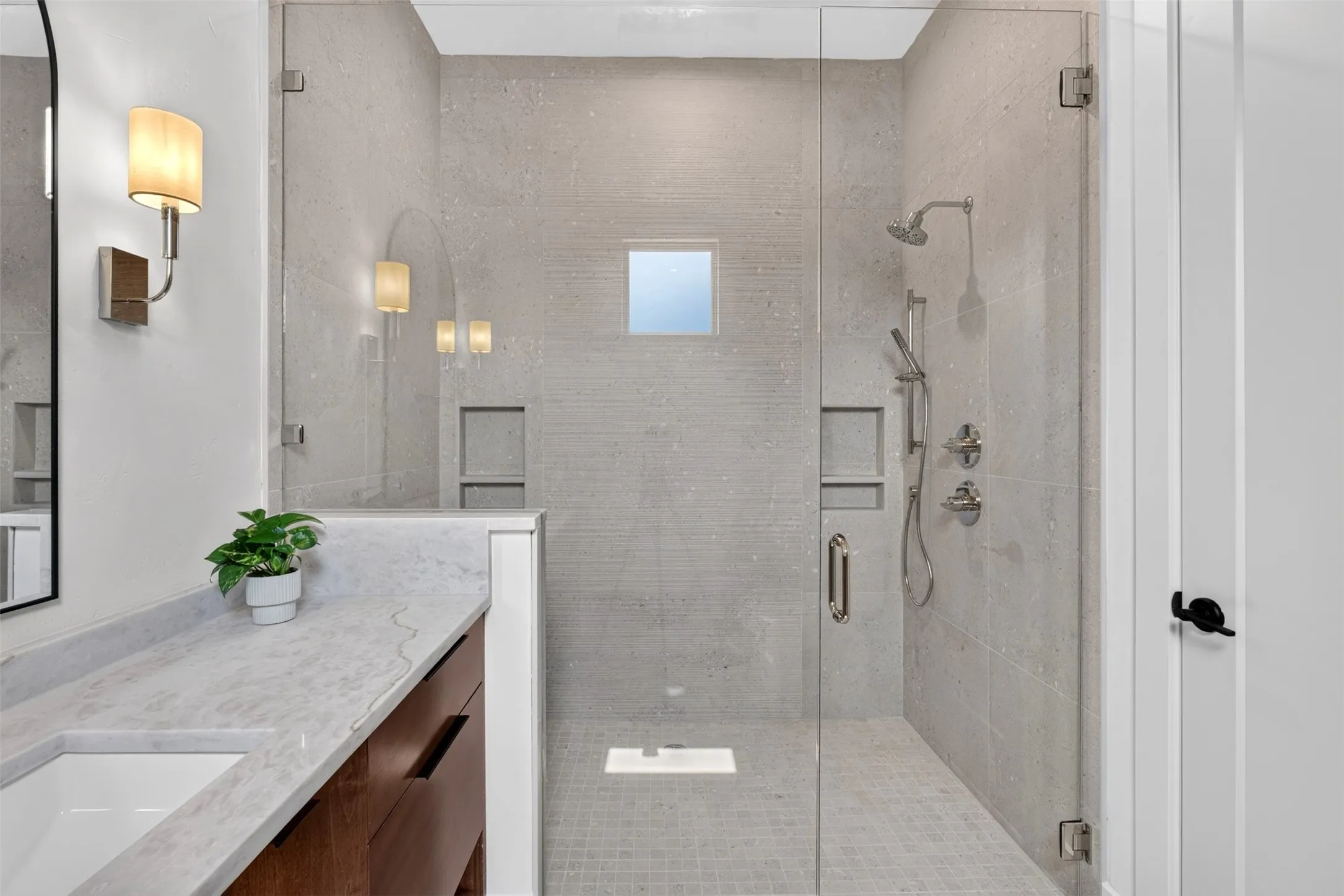 Single Family Residence For Sale in Smith County , 7607 Lakeside Lane, Tyler, Texas 75703, 5 Bedroom, 4 Bathroom, 3 Garage spaces, 4,125 Sqft, built in 2018, mls#21375877, Real Estate Agent in Tyler, Homes For Sale in Smith county, Homes For Sale in Tyler, Realtor in Tyler Texas, Real Estate Brokerage Independent Realty Texas, Luminita Cordes Realtor