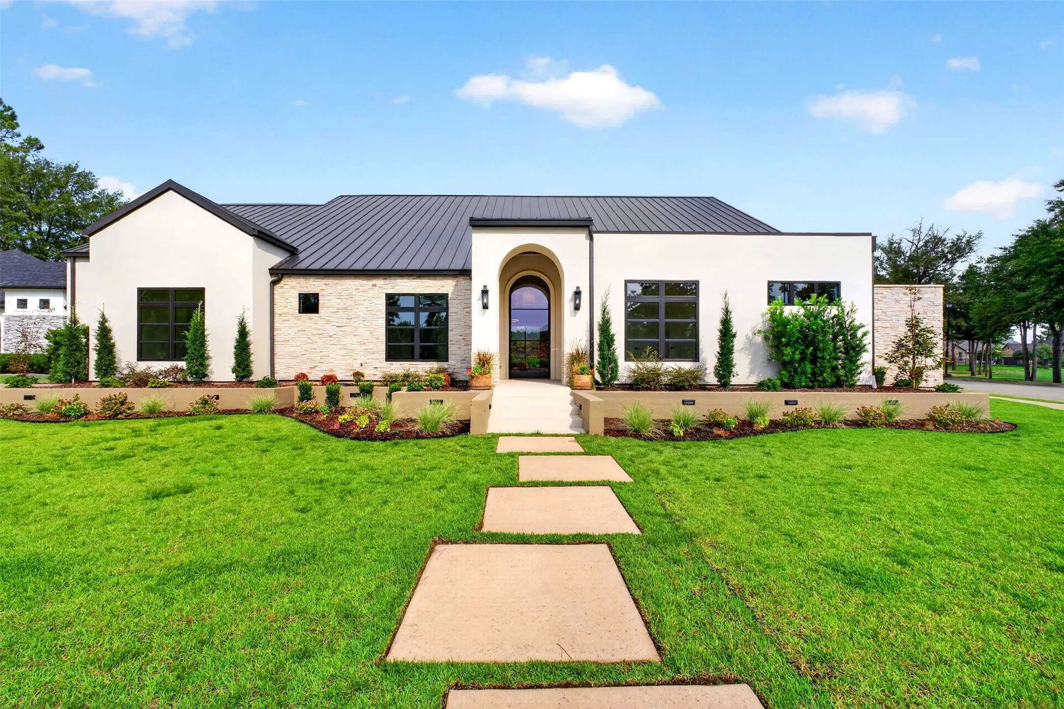 Single Family Residence For Sale in Smith County , 7607 Lakeside Lane, Tyler, Texas 75703, 5 Bedroom, 4 Bathroom, 3 Garage spaces, 4,125 Sqft, built in 2018, mls#21375877, Real Estate Agent in Tyler, Homes For Sale in Smith county, Homes For Sale in Tyler, Realtor in Tyler Texas, Real Estate Brokerage Independent Realty Texas, Luminita Cordes Realtor