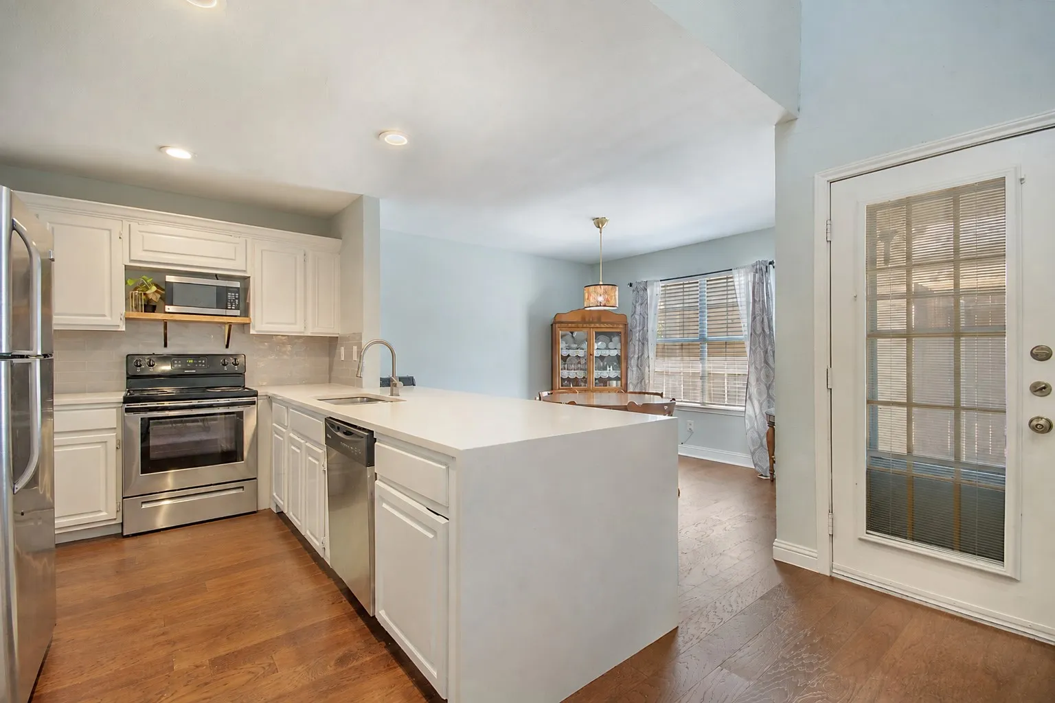 Kitchen & Dining
