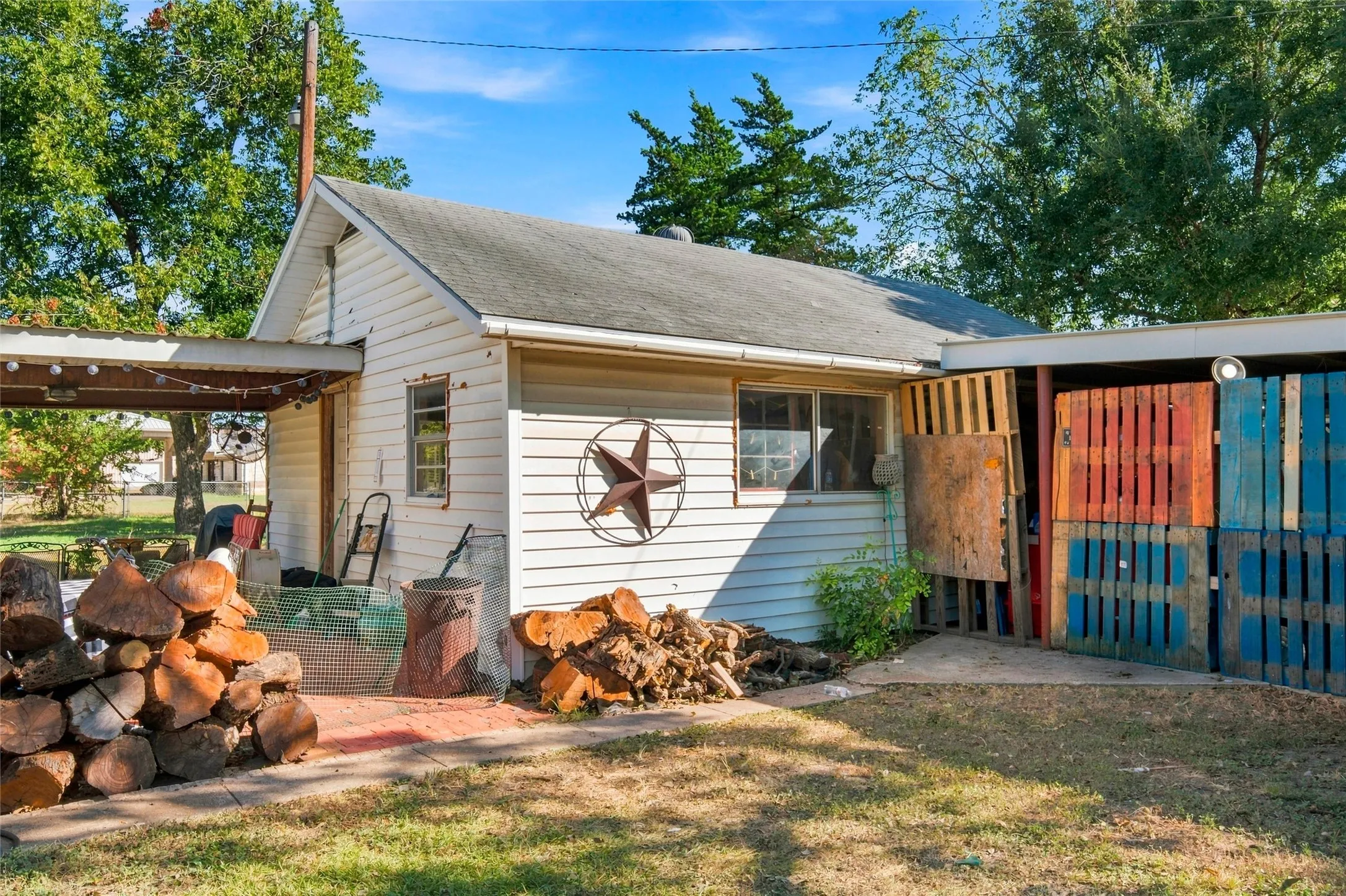 Single Family Residence For Sale in Falls County , 202 E Avenue E, Rosebud, Texas 76570, 4 Bedroom, 4 Bathroom, 2 Garage spaces, 1,128 Sqft, built in 1920, mls#21374819, Real Estate Agent in Rosebud, Homes For Sale in Falls county, Homes For Sale in Rosebud, Realtor in Rosebud Texas, Real Estate Brokerage Independent Realty Texas, Luminita Cordes Realtor