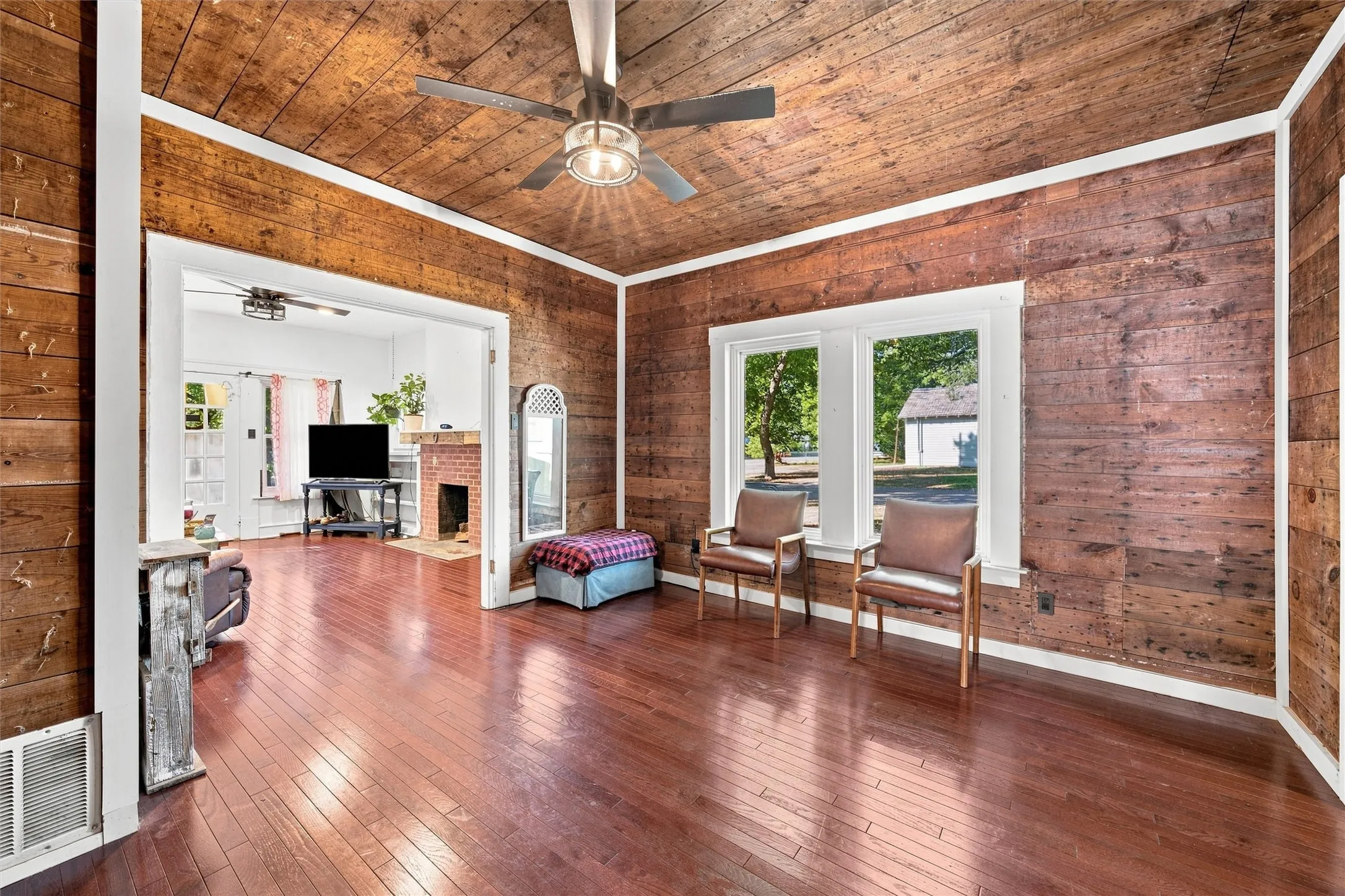 Single Family Residence For Sale in Falls County , 202 E Avenue E, Rosebud, Texas 76570, 4 Bedroom, 4 Bathroom, 2 Garage spaces, 1,128 Sqft, built in 1920, mls#21374819, Real Estate Agent in Rosebud, Homes For Sale in Falls county, Homes For Sale in Rosebud, Realtor in Rosebud Texas, Real Estate Brokerage Independent Realty Texas, Luminita Cordes Realtor