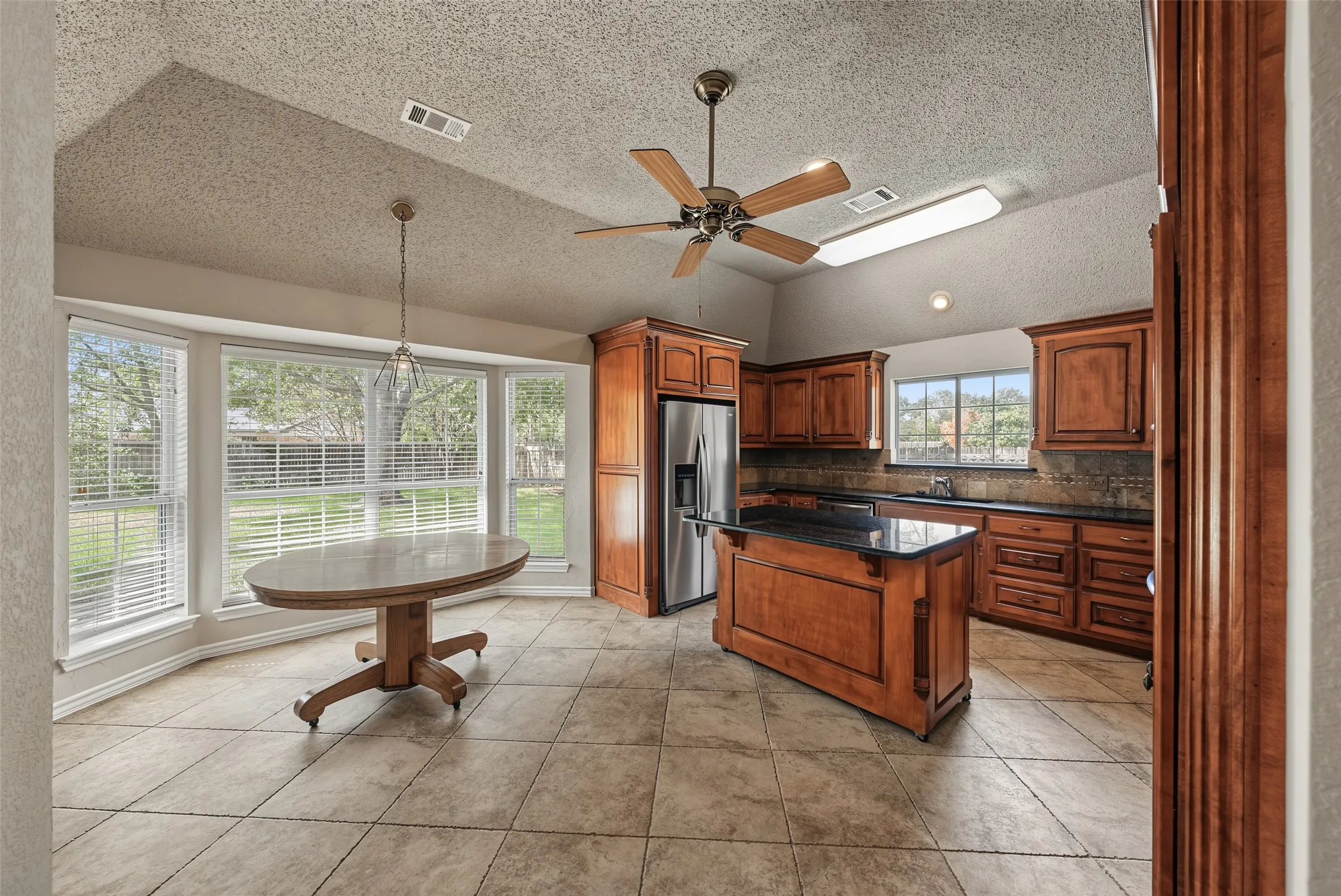 Single Family Residence For Sale in Tarrant County , 1500 Arrowhead Drive, Pantego, Texas 76013, 5 Bedroom, 4 Bathroom, 2 Garage spaces, 3,708 Sqft, built in 1988, mls#21368954, Real Estate Agent in Pantego, Homes For Sale in Tarrant county, Homes For Sale in Pantego, Realtor in Pantego Texas, Real Estate Brokerage Independent Realty Texas, Luminita Cordes Realtor