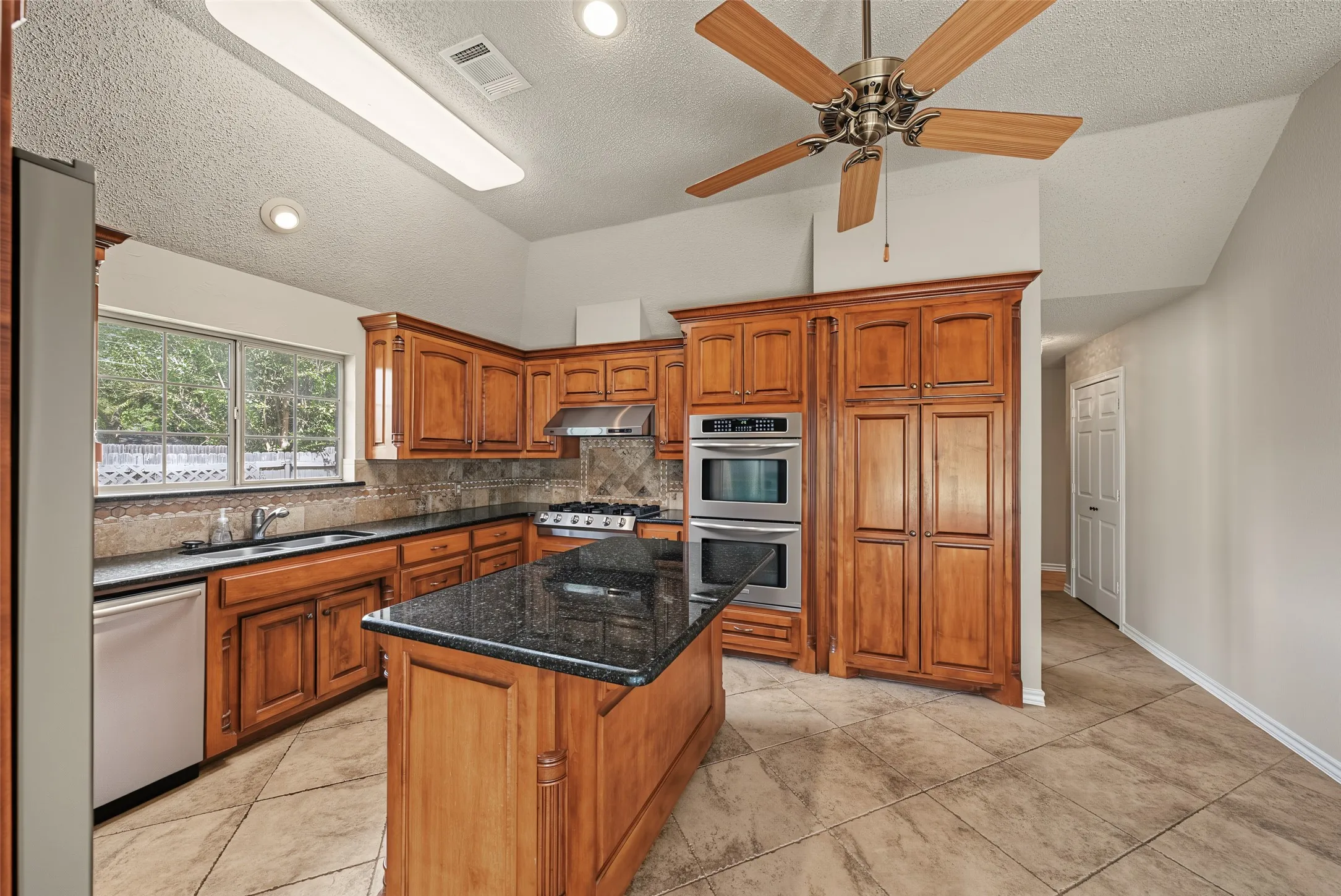 Single Family Residence For Sale in Tarrant County , 1500 Arrowhead Drive, Pantego, Texas 76013, 5 Bedroom, 4 Bathroom, 2 Garage spaces, 3,708 Sqft, built in 1988, mls#21368954, Real Estate Agent in Pantego, Homes For Sale in Tarrant county, Homes For Sale in Pantego, Realtor in Pantego Texas, Real Estate Brokerage Independent Realty Texas, Luminita Cordes Realtor